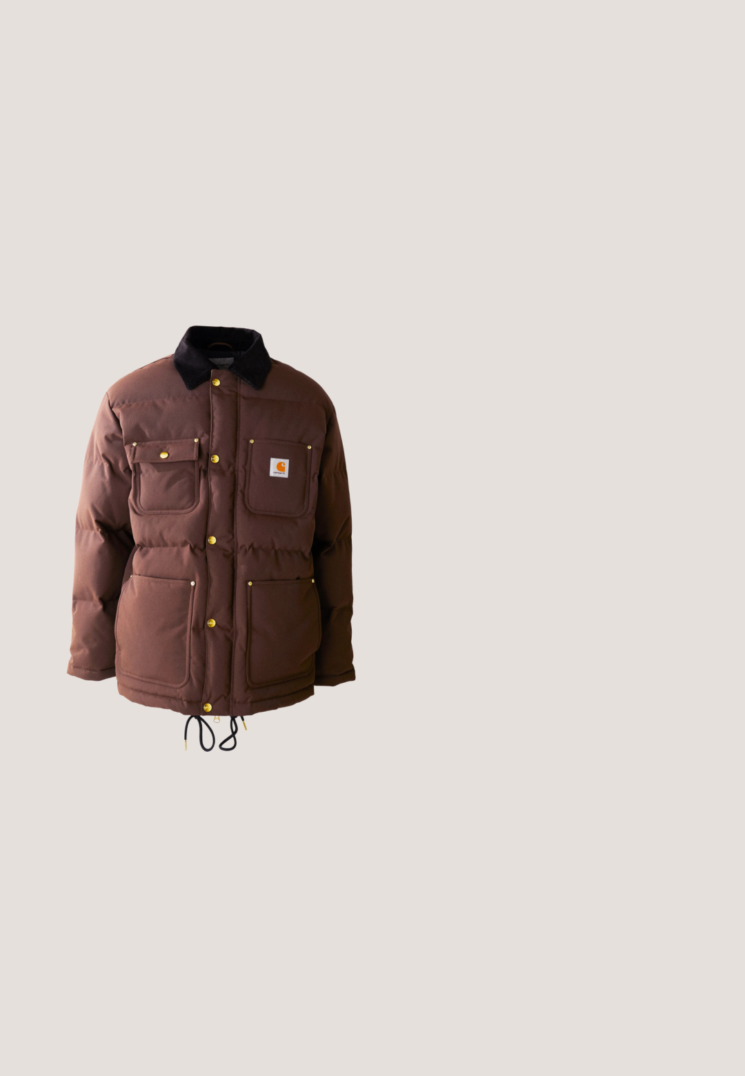 Chaqueta acolchada marrón con cuello de pana, cuatro bolsillos frontales, herrajes dorados y un cordón ajustable en el dobladillo.; Sudadera marrón de felpa suave con un bolsillo tipo canguro, puños y dobladillo acanalados, y una pequeña etiqueta con logo en el pecho.; Camiseta marrón oscuro de manga corta con bolsillo en el pecho que presenta un pequeño parche con el logo de Carhartt.; Pantalones oscuros de cintura alta y pierna ancha, con botón y cremallera delanteros, bolsillos laterales y costuras visibles sobre un fondo blanco.; Botines de ante marrón hasta el tobillo con un diseño de cordones, que cuentan con ojetes metálicos, suela de goma con relieves y una puntera reforzada.; Bandolera negra con patrón geométrico en relieve, herrajes plateados, cierre de cremallera y correa adjustable. Hecha de material sintético texturizado.
