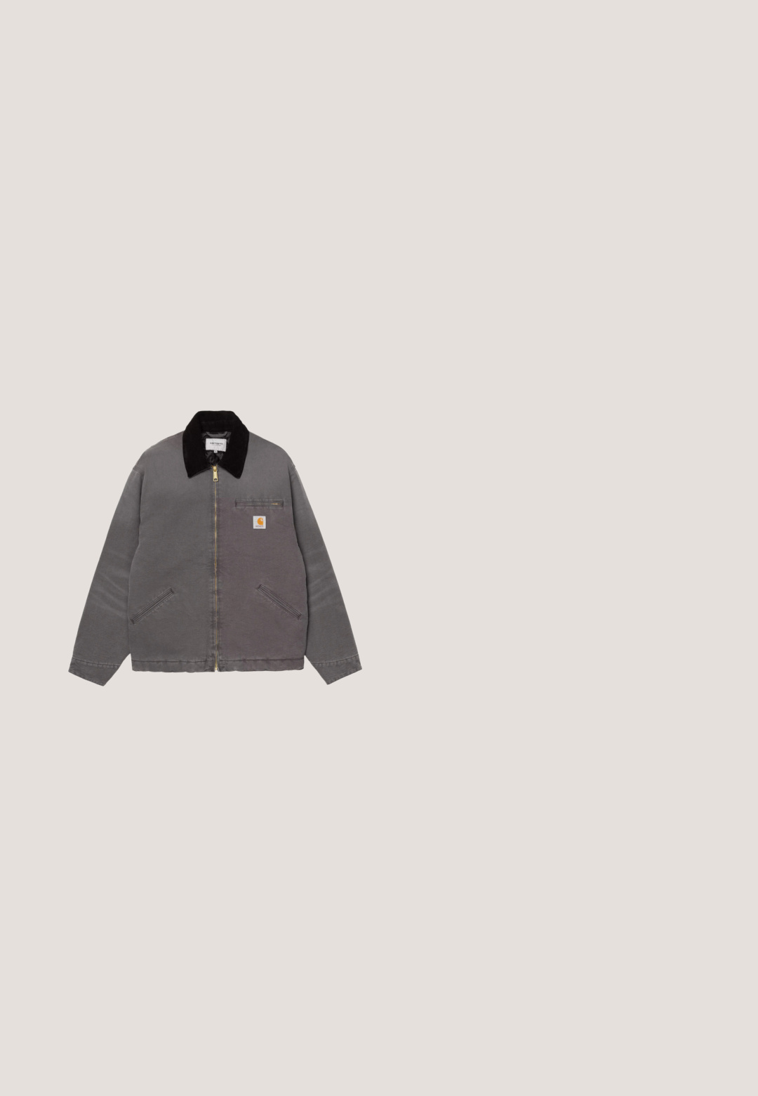 Chaqueta gris con cremallera y collar negro, dos bolsillos frontales, bolsillo con cremallera en el pecho y parche con el logo de Carhartt en el pecho.; Camiseta de algodón negra de manga corta con cuello redondo y un logo blanco "XTC VERTERE" en la zona del pecho izquierdo. Textura suave.; Pantalones cortos negros a medida hasta la rodilla con trabillas para cinturón y cierre frontal de botón sobre un fondo blanco liso.; Bota de goma negra, impermeable, con puntera redondeada, capucha texturizada y puño superior elástico para un ajuste seguro. Presenta estrías y un acabado suave.; Gafas de lectura rectangulares negras con un acabado brillante, con lentes transparentes y la marca "GUCCI" en la patilla. Acabado de plástico suave.; Bolsa de lona cilíndrica negra con doble asa, correa de hombro ajustable, bolsillo lateral con cremallera y pequeño logo dorado de laurel.