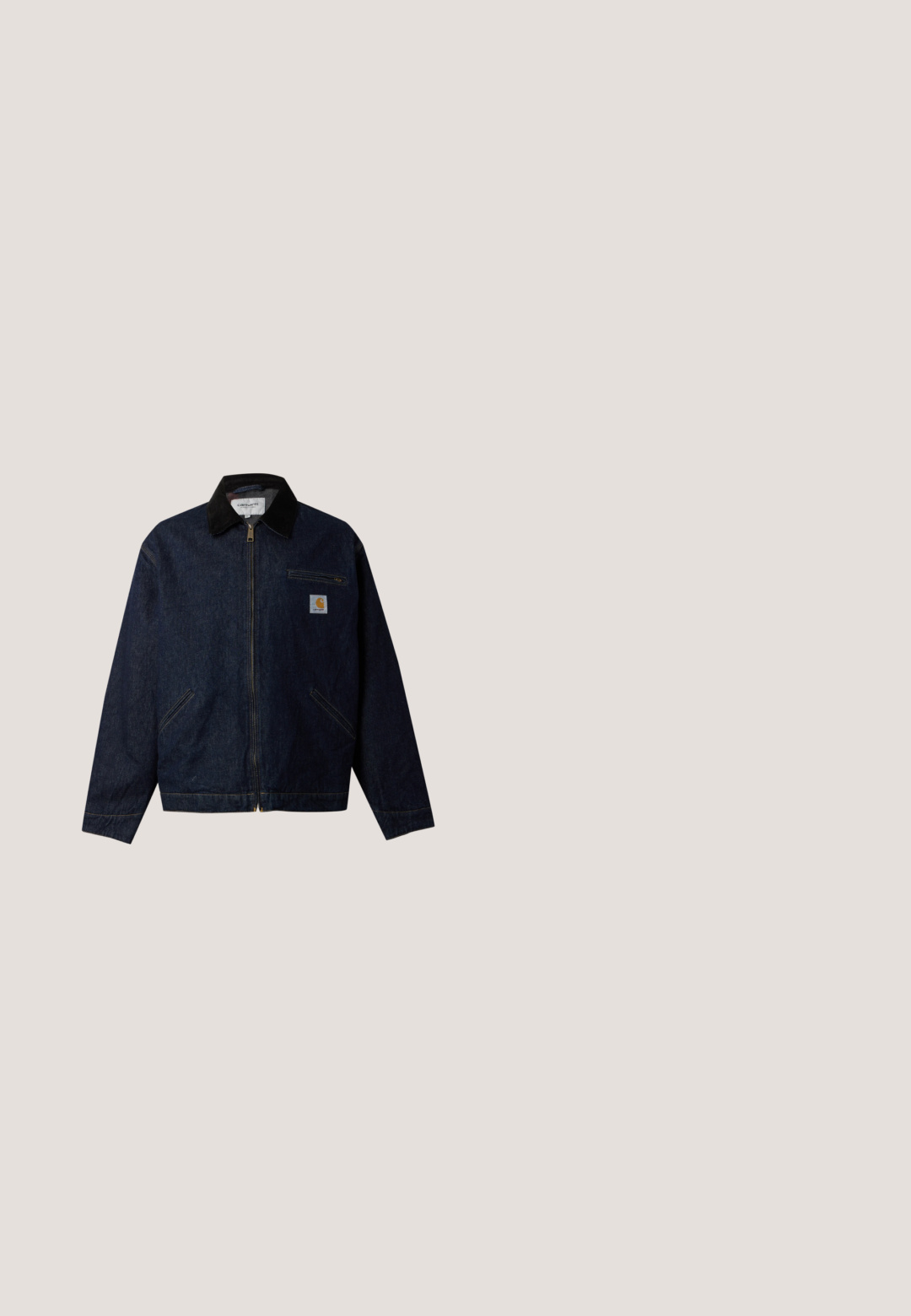 Chaqueta vaquera azul oscuro con cuello negro, cremallera frontal, dos bolsillos laterales, un bolsillo en el pecho con cremallera y una parche con el logo de Carhartt.; Jersey de cuello redondo de manga larga color blanco roto con texto negro "CARHARTT WIP" en el pecho y una pequeña etiqueta de la marca en el dobladillo inferior.; Camisa de denim azul oscuro con cierre de botones en la parte delantera, mangas largas y cuello puntiagudo. Presenta un logo "RP" bordado en blanco.; Pantalones de mezclilla azul oscuro con un corte relajado, que cuentan con una cremallera de botón, trabillas para cinturón y costuras y bolsillos con pespuntes amarillos.; Zapato náutico de cuero marrón con cordones negros, costuras beige y una suela resistente, suspendido sobre un suelo de hormigón gris.; Bolso tote de mezclilla negra con asas largas, bolsillo delantero y pequeña etiqueta blanca encima del bolsillo sobre un fondo liso.