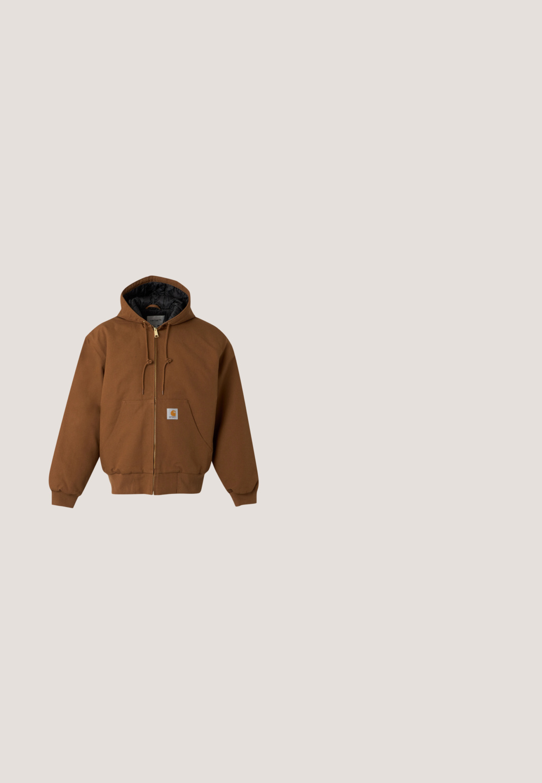 Bruine capuchonvest met ritssluiting, voorzakken, capuchon met trekkoord en klein Carhartt-logo op de zak.; Donkergrijze capuchontrui met voorzak en een klein geel-rood logo op de linkerborst.; Zwart katoenen T-shirt met een grafisch ontwerp in oranje, waarop de woorden "ELEMENT" en "REMEMBER" in een kruispatroon op de borst zijn afgebeeld.; Tan denim jeans met een rechte pijpontwerp, voorzien van een rits, riemlussen en contrasterende stiksels. Geen opvallende patronen of hardwaredetails.; Tan leren mid-top laarzen met ronde neus, bruine accenten, gele metalen oogjes en een robuuste zool. Timberland-logo geperst op de zijkant.; Zwarte schoudertas met een gladde stoftextuur, rechthoekige vorm, enkele verstelbare schouderriem en een bovenkant met rits. Klein logo patch aan de voorkant.