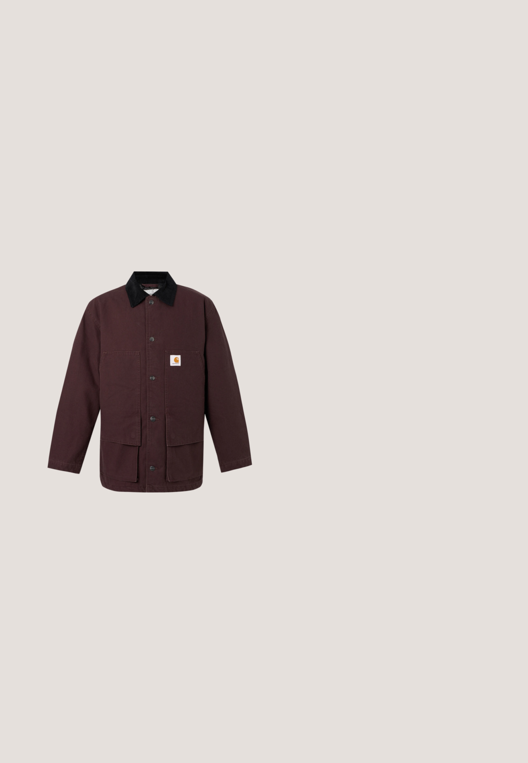 Veste de travail marron foncé avec col noir, boutons sur le devant, quatre grandes poches et un petit logo Carhartt sur la poche poitrine gauche.; Pull en maille aux teintes bleues et vertes. Encolure ronde, poignets et ourlet côtelés. Motif texturé avec des nuances variées et une étiquette logo à l'ourlet.; T-shirt en coton bordeaux avec un col rond, des manches courtes et un petit logo multicolore sur la poitrine. Texture lisse, coupe standard.; Shorts en coton couleur rouille avec une taille élastique, présentant une surface texturée et des poches latérales, se terminant juste au-dessus du genou.; Botte haute en caoutchouc verte avec semelle marron, talon noir, bordure jaune et une sangle marron réglable près du haut.; Sac fourre-tout rectangulaire marron avec deux poignées et un graphique jaune d'un hippocampe et le texte "LES DEUX" au centre avant.