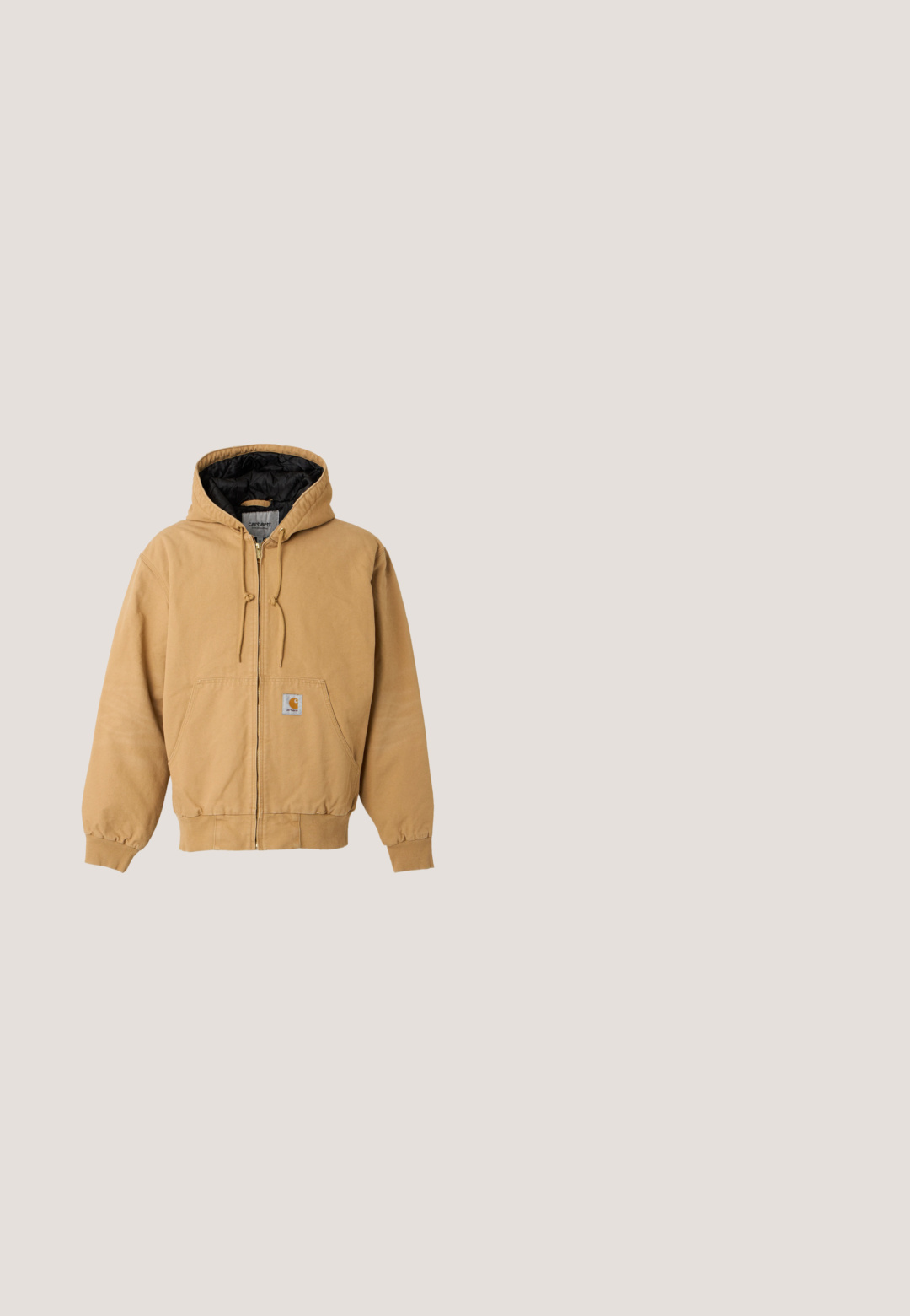 Beige lynlåstrøje med hætte med sort indvendigt foer, forlommer, snor til hætten og en synlig mærke-logo patch på forlommen.; Lysegrøn sweatshirt med klassisk rund halsudskæring, ribstrikkede manchetter og en lille rektangulær logopatch på venstre bryst. Blødt, tekstureret stof.; Kortærmet t-shirt med striber i olivengrøn med vandrette hvide, marineblå og grå striber; har en lille hvid logo på brystet.; Blå denimjeans med lige ben, falmet tekstur, fem-lomme stil og metal knaplukning ved linningen.; Orange læder bådsko med en mokkastil design, rund tå, brune snørebånd og gummisål med grebsgroove.; Kompakt olivengrøn crossbody-taske med sort rem, forreste lynlåslomme med røde trækfaner og "montagne" patch med solnedgangsstriber.