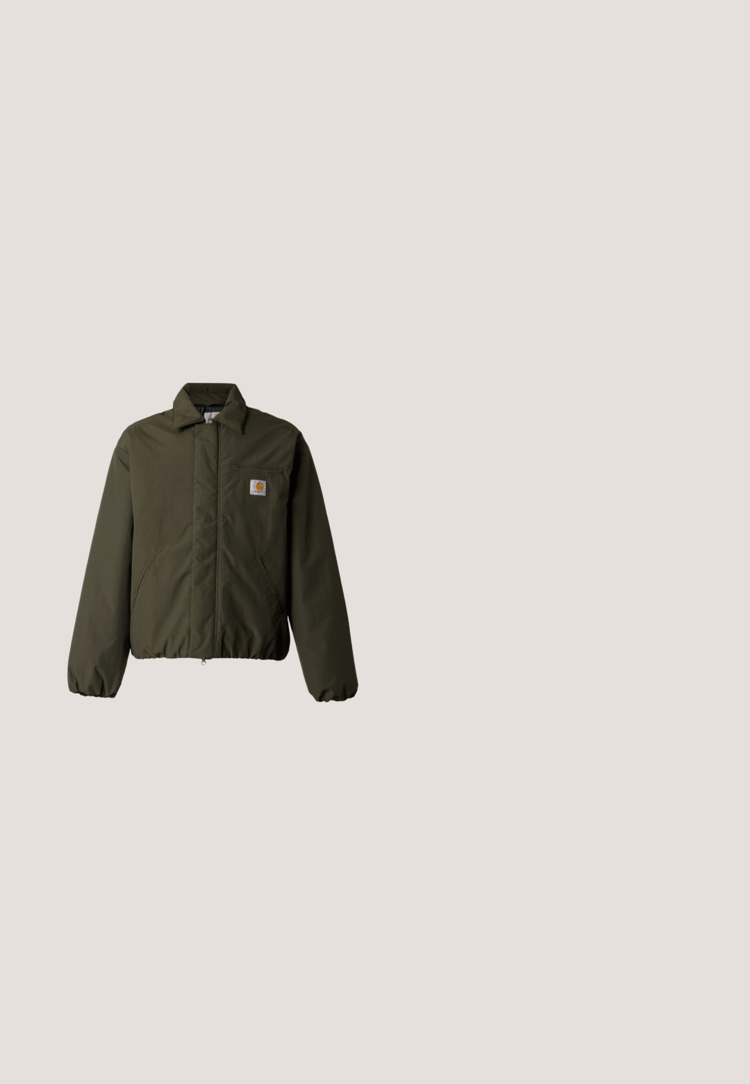 Veste matelassée vert olive avec col, deux poches avant, poignets élastiques et petit écusson logo Carhartt sur la poche poitrine.; Sweat-shirt beige clair uni à col rond avec manches longues et poignets et ourlet côtelés, présenté sur fond blanc.; T-shirt en coton blanc avec un col rond, des manches courtes et une coupe droite. Présente des détails de couture subtils sur les épaules.; Pantalon en velours côtelé vert olive avec taille élastique et cordon, coupe droite, sans poches visibles, présenté à plat sur fond blanc.; Baskets basses en cuir blanc avec semelle beige translucide, lacets à l’avant et détails de couture minimalistes, vues de côté sur un fond uni.; Jeune homme portant une casquette beige et un t-shirt avec le texte "Leave blank", portant un sac bandoulière beige et un pantalon noir, regardant sur le côté.