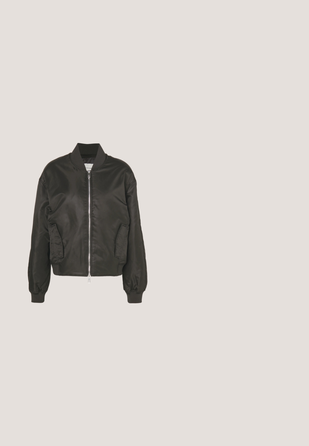 Chaqueta bomber negra hecha de un tejido brillante y suave. Cuenta con un cierre frontal, dos bolsillos laterales y puños y cuello acanalados.; Even&Odd active Jersey con capucha - black; Top corto negro de canalé con escote redondo y diseño sin mangas. Confeccionado con una tela elástica y texturizada. La etiqueta dice "Urban Classics."; Leggings negros de talle alto hechos de material elástico, con un diseño elegante y un pequeño logo reflectante en el muslo.; Zapatilla blanca de cuero con suela gruesa, detalles texturizados y cierre con cordones. Presenta acentos moldeados y un acabado suave.; Riñonera de tela negra con cremallera plateada y correa ajustable, con pequeño logo blanco "Bimba y Lola" en el frente.