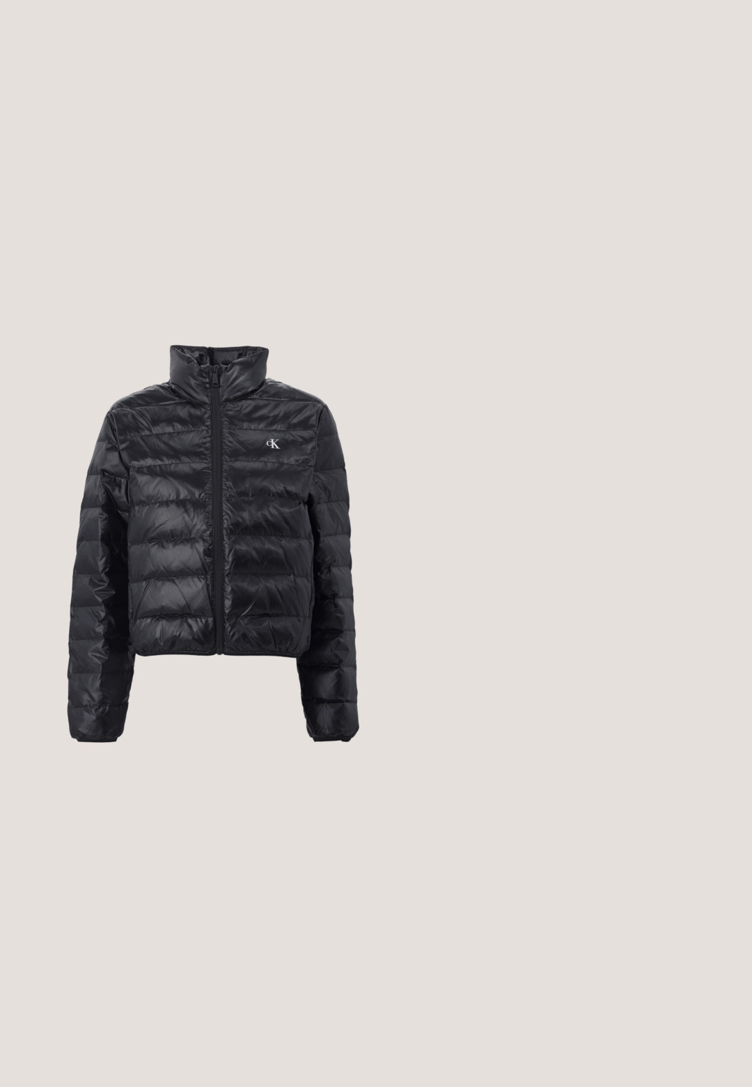 Chaqueta puffer negra hecha de un material brillante y ligero, con un diseño recortado, cuello alto y cierre de cremallera. Presenta un patrón acolchado y un logo.; Vestido negro sin mangas con cuello alto y cremallera trasera. La tela parece lisa y ajustada, creando una silueta limpia y minimalista.; Bota alta de cuero negro hasta la rodilla con puntera puntiaguda y tacón bajo tipo kitten sobre un fondo claro y liso.; Gafas de sol rectangulares negras con lentes oscuros y marcos brillantes. Presentan un logotipo plateado en el lateral. Forma cuadrada con brazos robustos.; Bolso tote de cuero negro con dos asas; presenta un logo en relieve "cK"; forma rectangular; textura suave; diseño minimalista.; Brazalete de metal plateado con un diseño de doble lazo, acabado liso y brillante, y un acento geométrico minimalista.