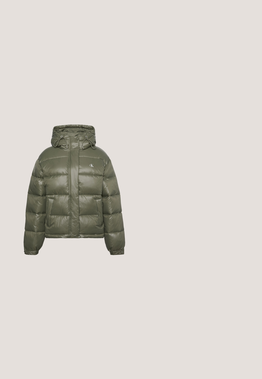 Olivengrøn vadderet jakke med hætte, forlommer, lukning med knapper og lynlås samt lille hvidt "CK" logo på brystet.; Ung kvinde iført en hvid turtleneck sweater med sort "CK" logo og en metallisk mørkegrå lædernederdel står foran en ensfarvet baggrund.; Blå vidbenede denimjeans med højtaljede, forknapper, lynlås og fem-lomme-design mod en ensfarvet baggrund.; Sorte ankelstøvler i glat gummimateriale, med elastiske sidepaneler, blokhæle og trækskilt øverst for nem påtagning.; Sort Calvin Klein håndtaske med perlet struktur, to skulderremme med logo og et lille Calvin Klein logo foran.; Par af skinnende guldfarvede hoop-øreringe med snoet, flettet design på en enkel hvid baggrund.