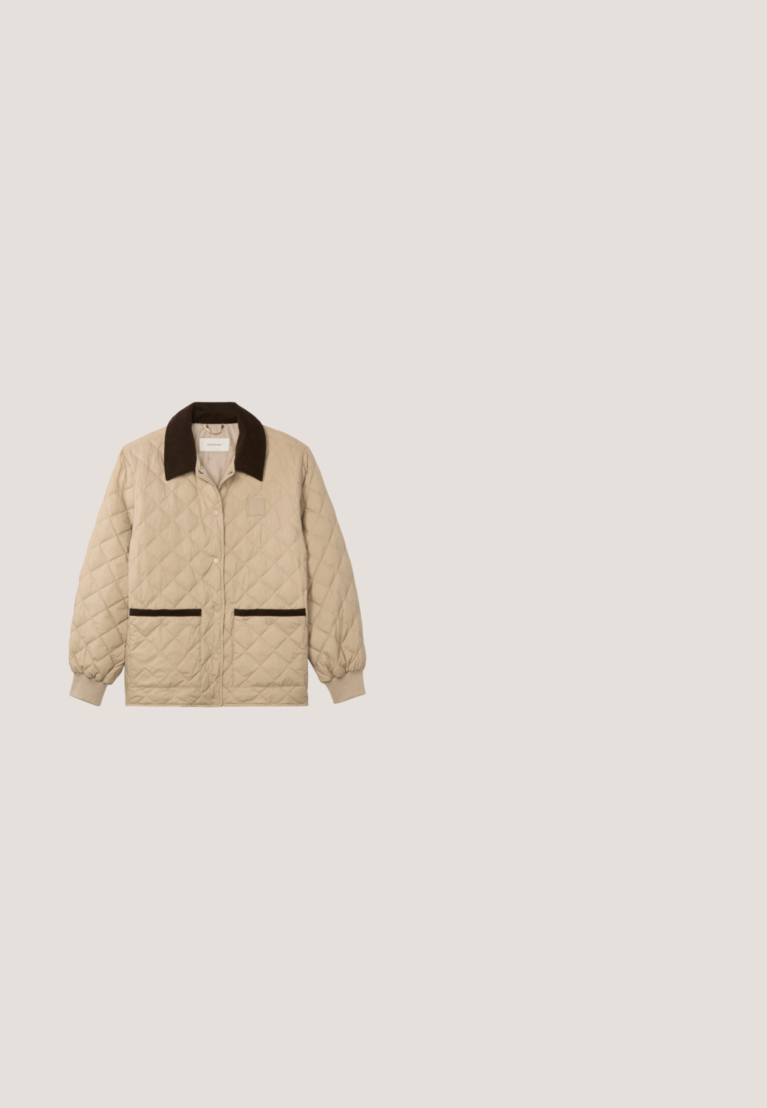 Chaqueta beige acolchada con cuello y ribetes de bolsillo en marrón oscuro, cierre frontal de broches y puños elásticos en las mangas.; Jersey de cuello alto color crema de Calvin Klein con puños y dobladillo acanalados, con un gran logotipo CK en negro y rojo en el frente.; Ropa de punto beis con cuello alto simulado, mangas largas, textura acanalada y un parche de logo cuadrado en el pecho. Diseño ceñido, hasta la rodilla.; Bota de lluvia alta de goma marrón oscuro con suela gruesa y parche con el logo de Calvin Klein cerca de la parte superior sobre un fondo liso y claro.; Bolso pequeño rectangular de cuero color canela para llevar cruzado con correa ajustable y logo "cK" en relieve en el panel frontal.; Pendientes largos de oro compuestos por cuatro barras curvadas enlazadas y alargadas sobre un fondo blanco.