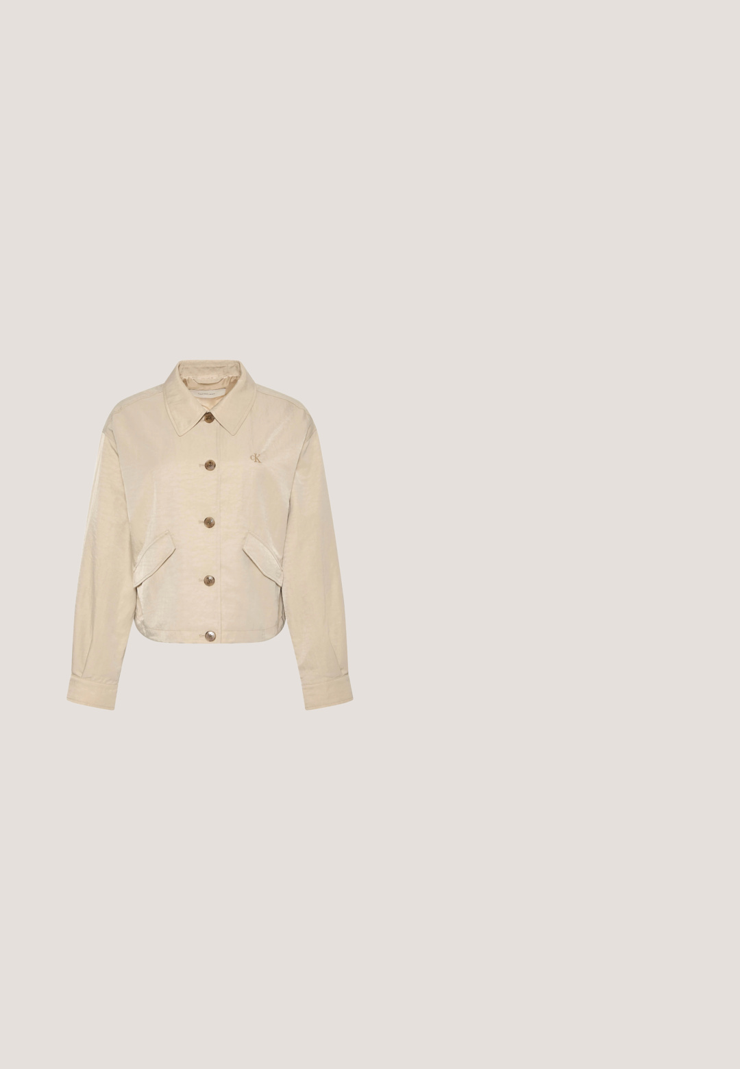 Beige cropped jas met lange mouwen, knoopsluiting aan de voorkant, twee klepzakken, puntige kraag en een klein geborduurd "cK" logo op de borst.; Zwart en crèmekleurig gestreepte, langärmelige top met een bootnek. De stof heeft een gladde textuur en een uniform patroon. Casual ontwerp met een relaxte pasvorm.; Blauwe jeans met hoge taille en rechte pijpen, met een sluiting aan de voorkant met knoop en ritssluiting, voor- en achterzakken en subtiele vervaging op de dijen.; Zwarte leren slingback pumps met een puntige neus, een gouden gesp en een taps toelopende hak tegen een neutrale achtergrond.; Bruine leren schoudertas met een gouden gesp in de vorm van een "C" en een verstelbare riem, geplaatst vooraan op een witte achtergrond.; Gouden hoepel oorbellen met een gepolijste afwerking, voorzien van een hangende irregular gevormde witte parelaccent. Circulair ontwerp, gladde textuur.