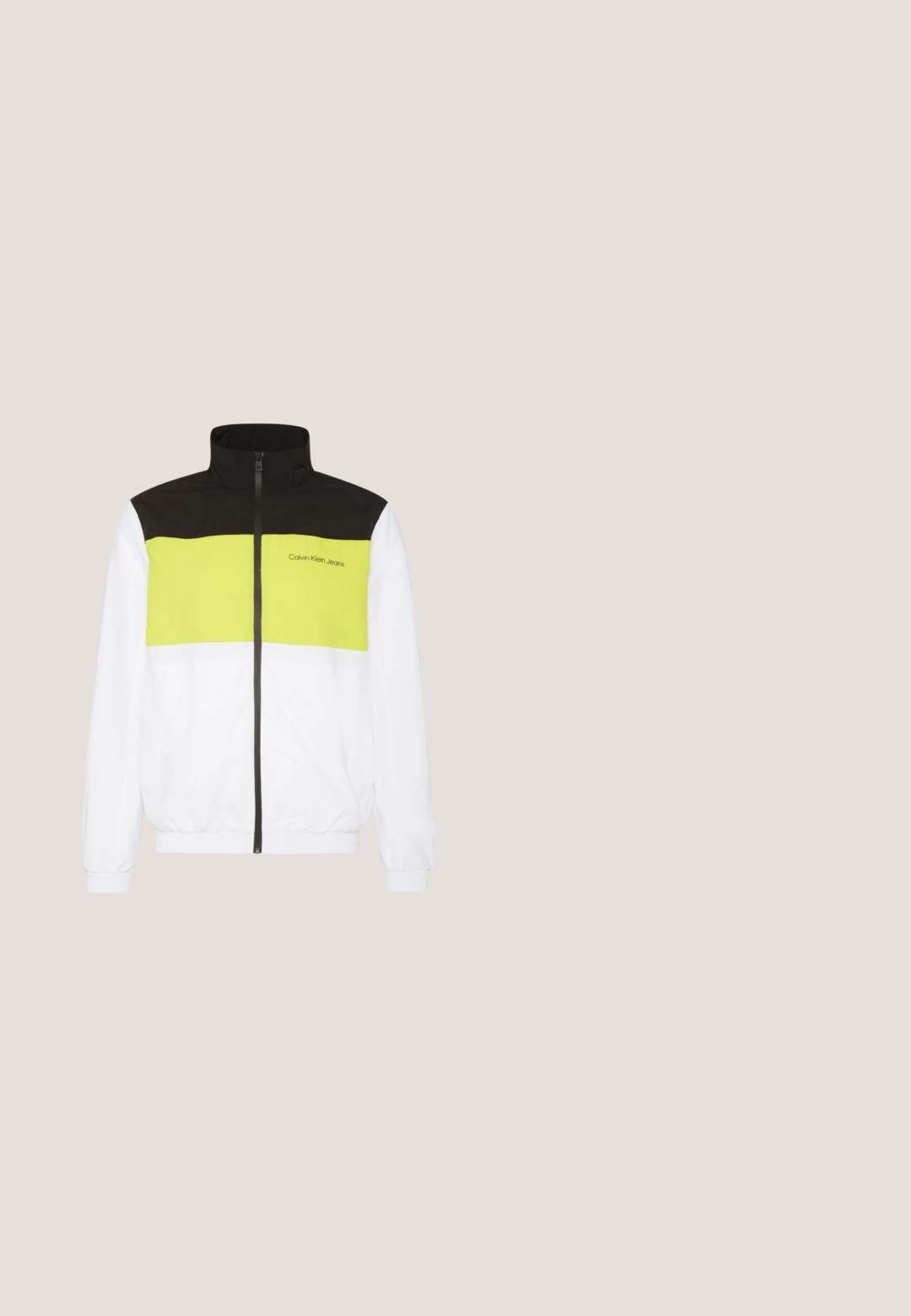 Calvin Klein Jeans BOLD COLORBLOCK JACKET - Trainingsvest - bright white; Zwarte capuchonsweater met voorvak en gestileerde gotische tekst in grijs, gecentreerd op de borst.; Witte katoenen t-shirt met een grafische print met vier afbeeldingen van een muzikant tegen een donkergroene achtergrond, met "JAMMIN'" in oranje letters.; Zwarte spijkerbroek met een recht model, voorzien van een rits, riemlussen en zes zakken, gemaakt van een stevige katoenmix.; Witte lage sneaker met vetersluiting, subtiele grijze accenten en een dikke zool met profiel voor grip.; Zwarte textuur crossbodytas met een ritsluiting, verstelbare schouderband en zilveren hardware. Heeft een logo-detail aan de voorkant.