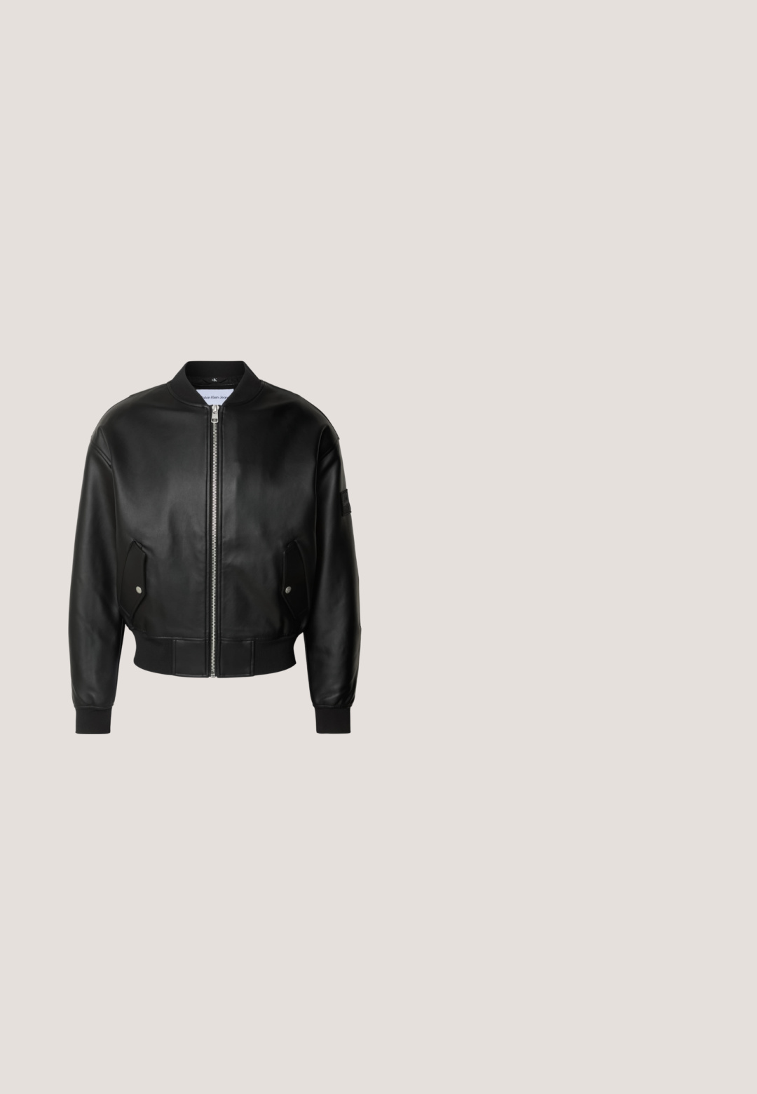 Calvin Klein Jeans Bombera - black; Tmavohnedá polo košeľa s dlhým rukávom, golierom a krátkym strieborným zipsom. Vyrobená z hladkého, jemného materiálu. Bez vzorov alebo akcentov.; Hnedé tričko s krátkymi rukávmi a okrúhlym výstrihom, s textom loga "Calvin Klein" umiestneným v strede na hrudi.; Čierne rovné rifle s oranžovým prešitím, piatimi vreckami, zapínaním na gombíky a malou značkou Calvin Klein na pravom prednom vrecku.; Čierne kožené členkové čižmy s okrúhlou špičkou, šnurovací dizajn a pútko na zadnej strane. Štruktúrovaný zvršok a gumová podrážka.; Čierna messenger taška vyrobená z nylonu s matným povrchom. Obsahuje klapkový uzáver, nastaviteľný popruh a malú kovovú logovú dosku.