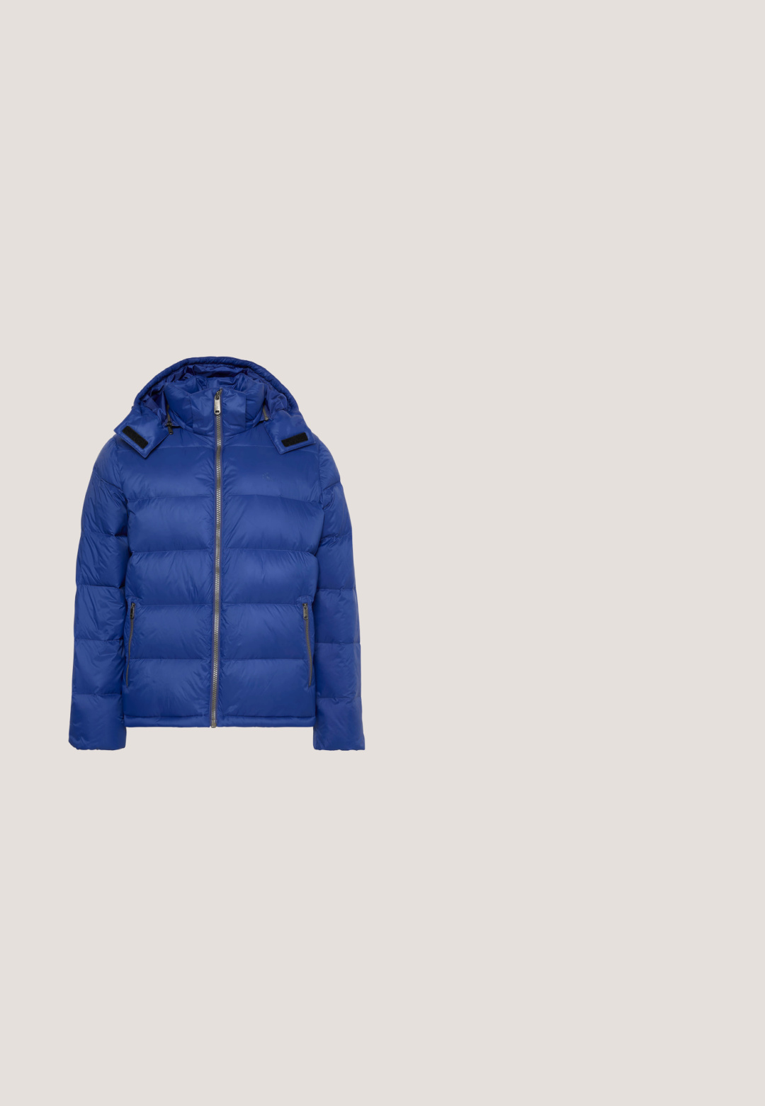 Veste matelassée bleue avec fermeture éclair frontale, deux poches zippées, col montant et capuche attachée avec des sangles en Velcro.; Sweat à capuche zippé bleu marine en mélange de coton doux. Caractéristiques : poche kangourou à l'avant, poignets côtelés et une capuche spacieuse.; T-shirt bleu marine à manches courtes avec col rond et petit texte bleu clair "bruno banani. NOT FOR EVERYBODY" sur la poitrine.; Pantalons de survêtement bleu marine avec une taille élastique et un cordon de serrage, poches latérales et un petit détail de logo. Tissu doux et texturé.; Baskets de sport noires et bleu marine avec lacets blancs, semelle beige et logo "Replay" sur le côté et le talon arrière.; LANCASTER STORM - Sac bandoulière - bleu foncé