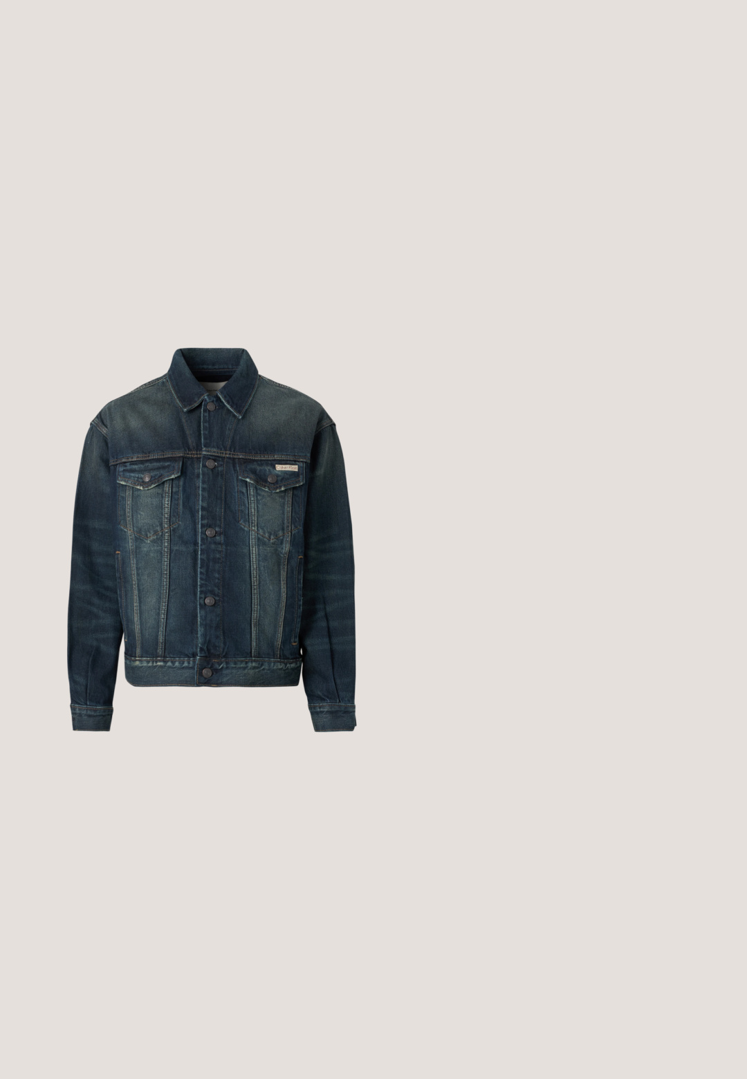 Jeanskurt i mørkeblå med lys falmning. Har to brystlommer, knaplukning og klassisk krave. Tekstileret stof.; Hvid kortærmet t-shirt med rund hals og lille sort tekstlogo "Marc O'Polo DENIM" på øverste venstre bryst.; Blå denimjeans med lige ben, der har en falmet vask, bæltestropper, forlommer og en enkelt baglomme.; Brun læder ankelstøvle med rund tå, solid sål, hardware i guldtone og en tekstureret overdel. Inkluderer et logo-tagfæstet.; Burgundy halstørklæde lavet af let stof, med hvide paisley-mønstre og en dekorativ kant. Trekantet form med et mærke.; Brun læderbælte med en struktureret overflade, der har en sølv metalspænde og en enkelt overlapningstrimmel syet på siden.