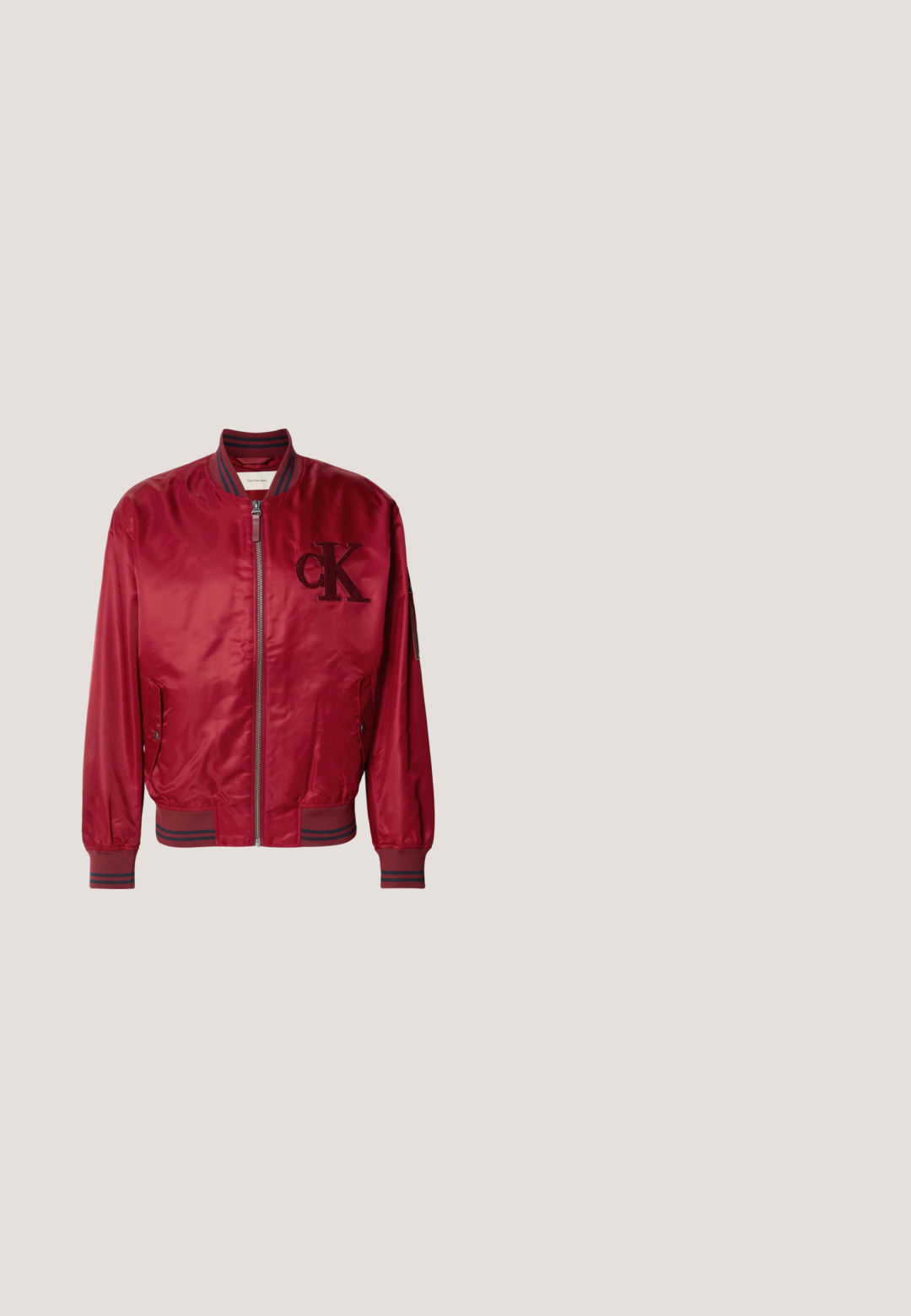 Rød bomberjakke lavet af satinmateriale med ribbede manchetter og kant. Har et tonal broderet CK-logo på brystet og stribet krave.; Bordeaux strikket sweater med ribbet tekstur, rund halsudskæring, og et lille logo-patch på brystet. Lange ærmer med ribbede manchetter.; Bordeaux langærmet polo skjorte lavet af bomuld, med en klassisk krave, tre-knap lukning og lille broderet logo på brystet.; Mørkeblå denimbukser med lige pasform, forstærkede sømme og sidelommer. Har knaplukning og en let tekstur.; Mørkerød læder ankelstøvle med rund tå, to øjer til snørebånd, struktureret sort sål og en tabs til at trække i hælen.; Sort nylon crossover taske med rektangulær form, rem og et logo-patch foran. Glat tekstur, minimalistisk design og lynlåslukning.