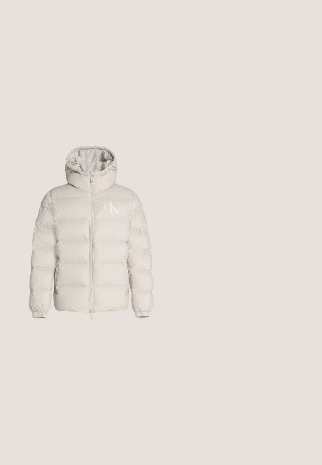 Lyse beige polstret jakke med hætte, frontlynlås, elastiske manchetter og lille hvid CK-logo på venstre brystside.; Mørkelilla crewneck-sweatshirt med lange ærmer, subtilt logo tekstur på forsiden, ribbede manchetter og kant. Blødt, strikket materiale.; Brun T-shirt med korte ærmer og rund hals med "Calvin Klein" logo tekst centreret på brystet.; Lyseblå slidte denimjeans med lige pasform, fem-lomme design, knaplukning og diskrete whiskering-detaljer på benene.; Beige ruskindsankelstøvler med sort gummisål, snørelukning og et lille logo præget på siden, med en løftestrop bagpå.; Brun crossbody-taske med sort rem, diskret mønster, lynlåslomme foran og lille rektangulært mærke med brandnavn.