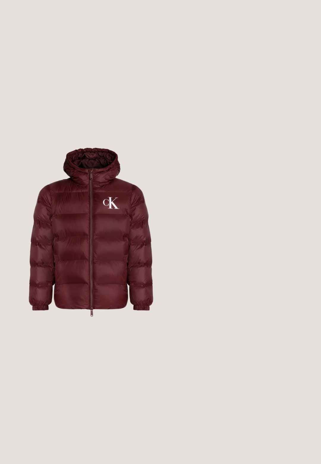 Mørkerød dunjakke med hætte, frontlynlås, elastiske manchetter og hvid "cK" logo på venstre bryst.; Brun strikket sweater med rund halsudskæring, med en rød "CK"-logo på forsiden. Ribstrikkede manchetter og kant, glat tekstur.; Hvidt ensfarvet T-shirt med korte ærmer og rund hals, med lille præget logo på venstre bryst og mærke indeni kraven.; Mørkeblå denim bukser med lige pasform, der har lynlås foran, knaplukning samt for- og baglommer. Diskret falmning på lårene.; Mørkerød læder ankelstøvle med rund tå, to øjer til snørebånd, struktureret sort sål og en tabs til at trække i hælen.; Sort Calvin Klein tote taske med to lange håndtag og lomme foran, med mærkets logo i hvid og grå.