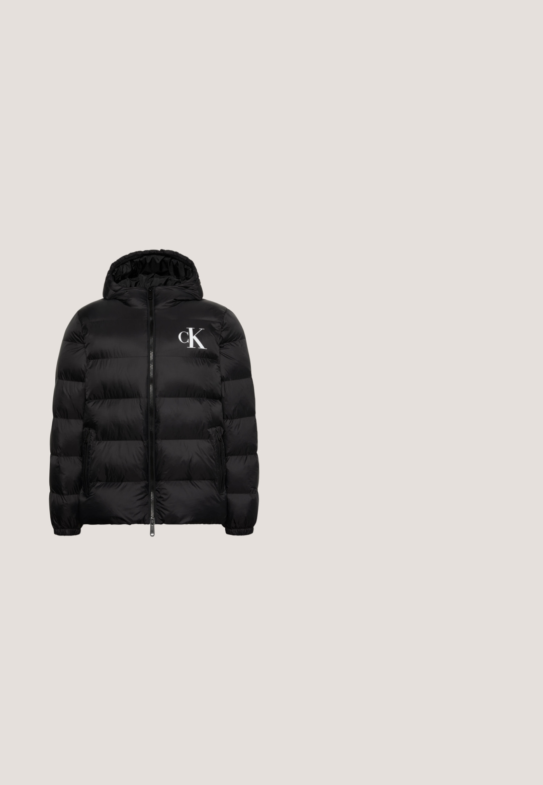 Schwarze wattierte Kapuzenjacke mit Reißverschluss vorne und weißem "cK"-Logo auf der linken Brustseite, mit Reißverschlusstaschen an den Seiten und elastischen Bündchen.; Grauer Reißverschluss-Pullover mit hohem Kragen, langen Ärmeln und gerippten Bündchen. Strickstoff mit feiner Textur und kleinem Logo auf der Brust.; Dunkelgraues kurzärmeliges Baumwoll-T-Shirt mit Rundhalsausschnitt und einem verblassten weißen und schwarzen Calvin Klein Logo auf der Brust.; Graue gerade geschnittene Jeans aus Denim mit Vordertaschen, Gürtelschlaufen, Knopfverschluss und dezenten Ausbleichungen.; Schwarze Wildleder-Stiefeletten mit einer strukturierten Oberfläche, runder Zehenpartie, grauen Schnürsenkeln und einer stabilen schwarzen Sohle. Verfügt über eine kleine Zuglasche an der Rückseite.; Schwarze und graue Calvin Klein Umhängetasche mit Karomuster, Frontreißverschlusstasche und verstellbarem Riemen vor weißem Hintergrund.
