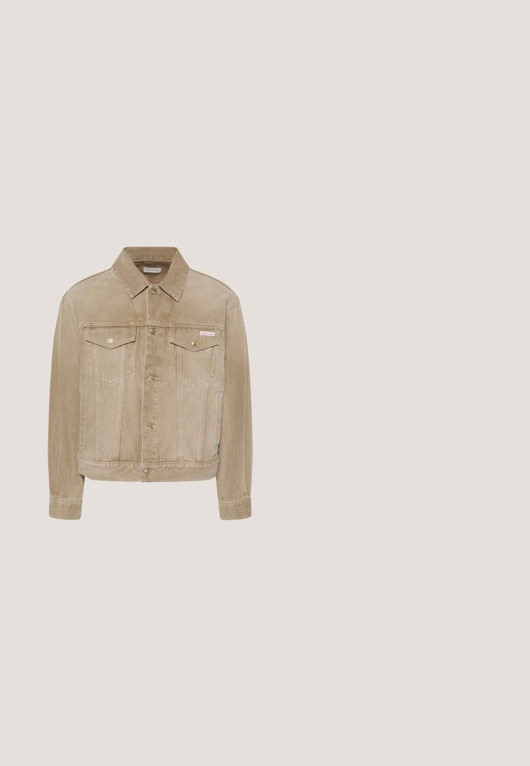Beige spijkerjasje met knoopsluiting, twee borstzakken met kleppen, lange mouwen, kraag en klein Calvin Klein-label op de borstzak.; Guess FRONT - T-shirt print - creme; Lichtblauwe denimshorts met een klassieke snit, lichte vervaging, een vijf-pocket ontwerp en koperkleurige stiksels. Voorzien van een knoopsluiting aan de voorkant.; Donkergroene leren enkelboot met een ronde tenen, vetersluiting aan de voorkant, verstelbare zijklep en een dikke zwarte zool met een gestructureerd profiel.; Rechthoekige zonnebril met blauwe glazen, dunne gouden metalen monturen en doorschijnende blauwe pootjes, geplaatst op een neutraal oppervlak.; Beige crossbodytas met een patroon aan de bovenkant, voorvak met rits, verstelbare riem en driehoekige "GUESS" logopatch rechtsonder.