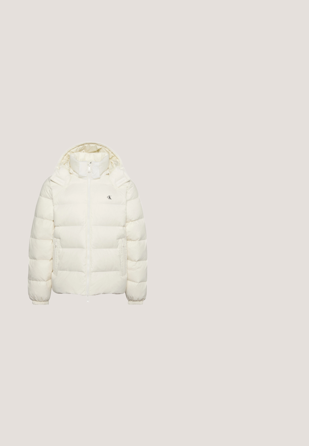 Chaqueta acolchada blanca con capucha, cremallera frontal, bolsillos laterales con cremallera, puños elásticos y pequeño logo de CK en el pecho izquierdo.; Sudadera blanca de cuello redondo hecha de algodón, con un pequeño logo rojo "ck" en el pecho, puños y dobladillo acanalados. Textura sencilla y suave.; Camiseta de algodón azul claro con mangas cortas, cuello redondo y pequeño logotipo en el lado izquierdo del pecho. Textura suave y diseño simple.; Jeans de mezclilla azul claro con un diseño de pierna recta, cinco bolsillos y cierre de botón. Detalles de costura cerca de los bolsillos y la cintura.; Botines de ante beige con suela de goma negra, diseño con cordones y un pequeño logotipo grabado en el lateral, que cuenta con una lengüeta en la parte posterior.; Bolso bandolera compacto verde oliva con bolsillo frontal, correa negra ajustable, cierre de cremallera y placa con el logo de Calvin Klein.