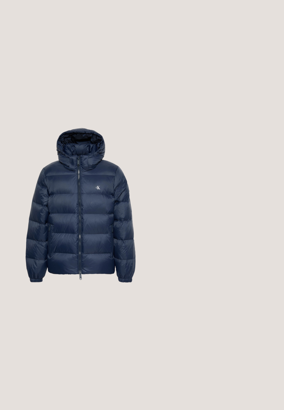 Chaqueta de invierno acolchada azul marino con capucha, cremallera frontal, bolsillos laterales, puños elásticos y pequeño logotipo blanco de Calvin Klein en el pecho.; Sweater de punto morado con mangas largas, cuello redondo, dobladillo y puños acanalados, que presenta un pequeño logo de CK en el pecho. Textura suave.; Camiseta negra de manga corta con cuello redondo, con un pequeño logo tonal en el pecho izquierdo y una etiqueta blanca de la marca en el interior del cuello.; Jeans de mezclilla rectos de color azul oscuro con un leve desvanecimiento en los muslos y un cierre de botón en la cintura, exhibidos sobre un fondo blanco.; Botas de cuero negras hasta el tobillo con punta redondeada, diseño con cordones y una lengüeta en la parte trasera. Parte superior texturizada y suela de goma.; Neceser rectangular de cuero negro con asa lateral y logo de Calvin Klein en el centro frontal.