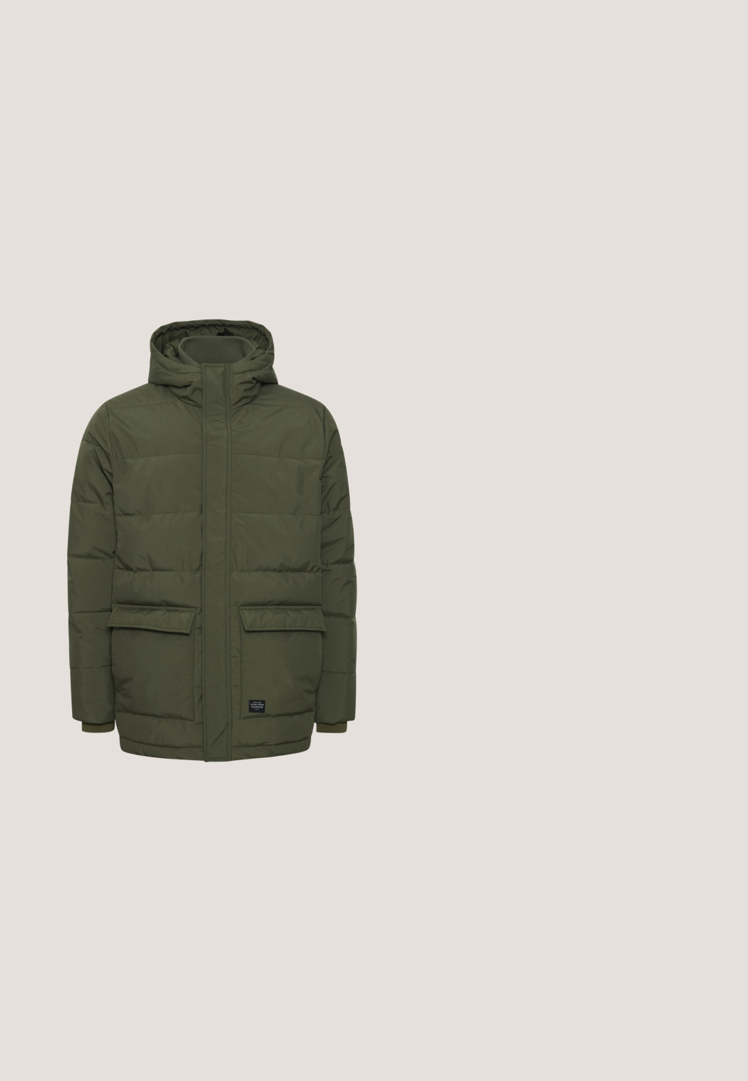 Veste rembourrée vert olive avec capuche, arborant des panneaux matelassés horizontaux, deux poches avant et une étiquette de marque sur le devant inférieur.; Pull en tricot noir avec un col rond, doté d'un panneau supérieur texturé et de poignets et d'un ourlet côtelés. Fabriqué à partir d'un tissu doux et chaud.; T-shirt à manches courtes de couleur crème en coton doux. Présente un petit graphique de main noire avec un cœur rouge sur la poitrine gauche.; Jean en denim noir avec une coupe droite, conception traditionnelle à cinq poches, tissu robuste et fermeture par bouton à la taille.; Baskets blanches et vert clair avec un dessus en cuir lisse et en tissu, un embout rond, un design à lacets et une semelle rembourrée.; Sac bandoulière vert olive texturé avec sangle ajustable et logo triangulaire Guess au centre devant.