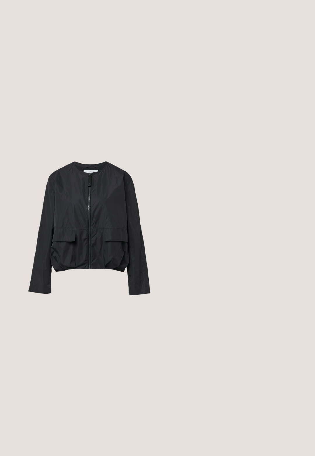 Schwarze cropped Jacke aus leichtem Material, mit einem Frontreißverschluss, zwei Vordertaschen und einem runden Halsausschnitt. Glatte Textur.; Schwarz-weiße kurzärmlige Hemd mit horizontalen Streifen und weitem Rundhalsausschnitt, flach auf einem weißen Hintergrund ausgelegt.; Schwarze, weit geschnittene Hosen aus glattem Stoff. Mit elastischem Bund und zwei Seitentaschen, versehen mit sichtbaren Nähdetails.; Schwarze Sneaker mit einem strukturierten Lederoberteil, glatten Akzenten und einer braunen Gummisohle. Ausgerüstet mit schwarzen Schnürsenkeln und metallischen Ösen.; Schwarze Ledertasche mit großem rechteckigem Format, doppelten Griffen, äußerer Reißverschlusstasche und geprägtem Logo vorne. Glatte Textur.; Silberne Halskette mit einer zarten Kette und kleinen, hängenden, tropfenförmigen Akzenten. Enthält einen Verschluss und eine verstellbare Kettenlänge.