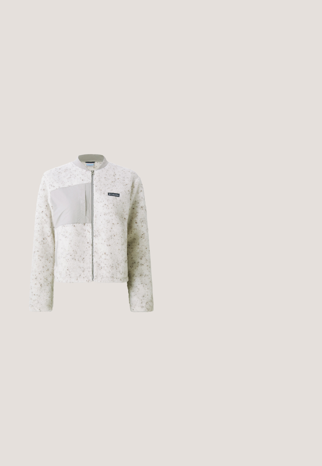 Veste en polaire blanche avec un panneau gris lisse à gauche, fermeture éclair et col côtelé. Surface texturée avec des speckles subtiles.; T-shirt en coton noir avec col rond, manches courtes et logo "carhartt" blanc sur la poitrine gauche. Texture lisse, coupe standard.; Pantalons fuselés noirs en tissu lisse, dotés d'une taille élastique, d'un cordon de serrage et de poches plaquées sur les côtés. Poignets élastiques aux chevilles.; Chaussure de course Nike noire et grise avec des accents roses, survolant une surface en béton et des marches dans un environnement extérieur ombragé.; Sac cabas rembourré rose pâle avec doubles poignées et une étiquette rectangulaire blanche avec la mention "Mads Nørgaard Copenhagen."; Boucles d'oreilles en argent avec une finition polie, présentant une forme circulaire et une fermeture à charnière. Texture lisse avec un minimum de détails.