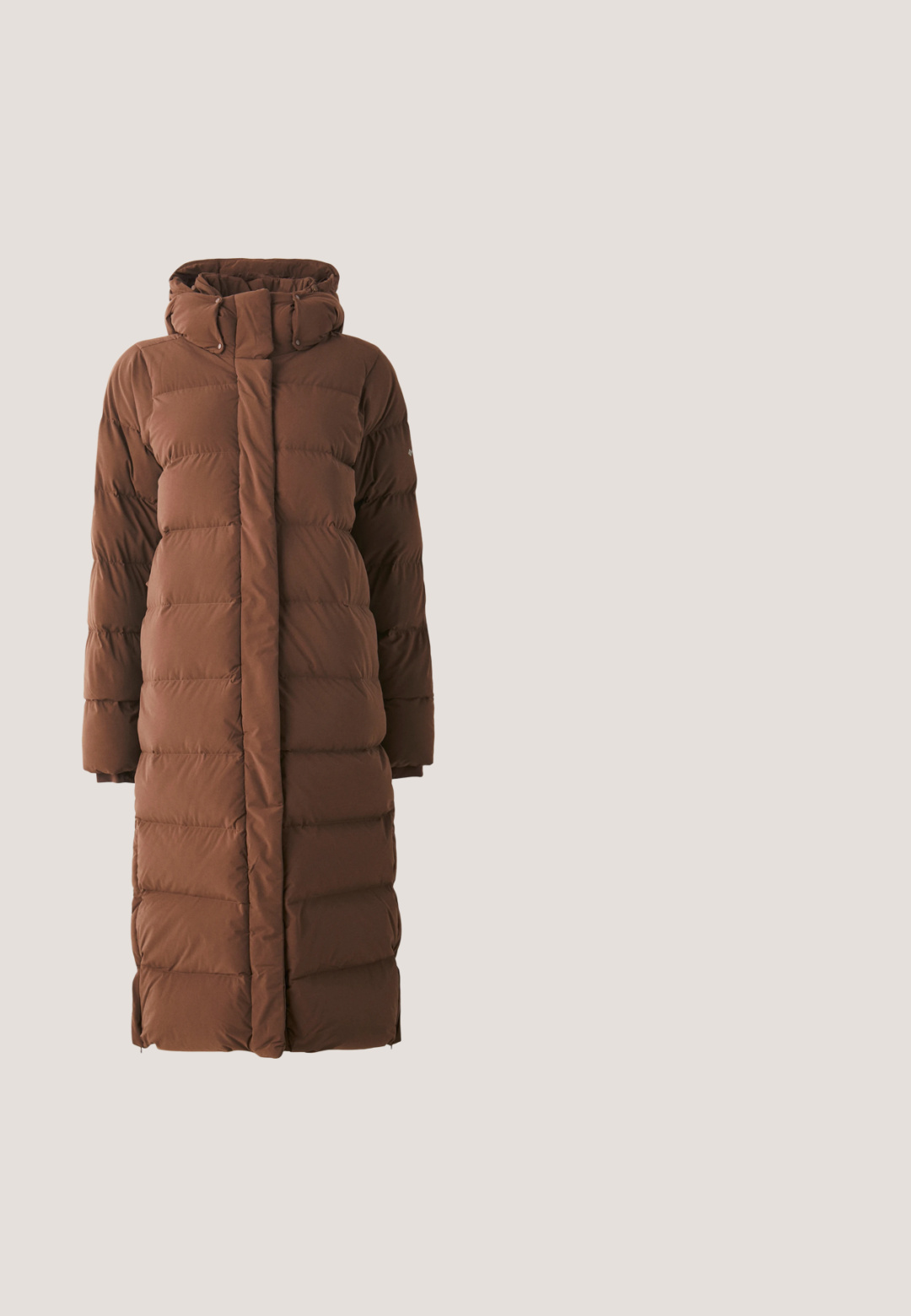 Lang, brun dunjakke med høj krave, quiltede sektioner og lynlås foran. Har sidelommer og et slankt, strømlinet design.; Brun leopardprint fleecepullover med høj krave, kvart-lynlås foran og blødt, tekstureret stof. Har lange ærmer og en afslappet pasform.; Beige langærmet ribbet turtleneck-top med høj krave, præsenteret fladt på en lys baggrund.; Beige bredde bukser lavet af en blanding af bomuldsstof, med knaplukning, bæltestropper og forlommer.; Brune suede ankelstøvle med sort kunstpels krave, snørebånd foran og chunky sort platformsål med udskæringer.; Brun polstret tote bag med brede håndtag og et lille hvidt mærke med sort cirkulært logo i centrum foran.