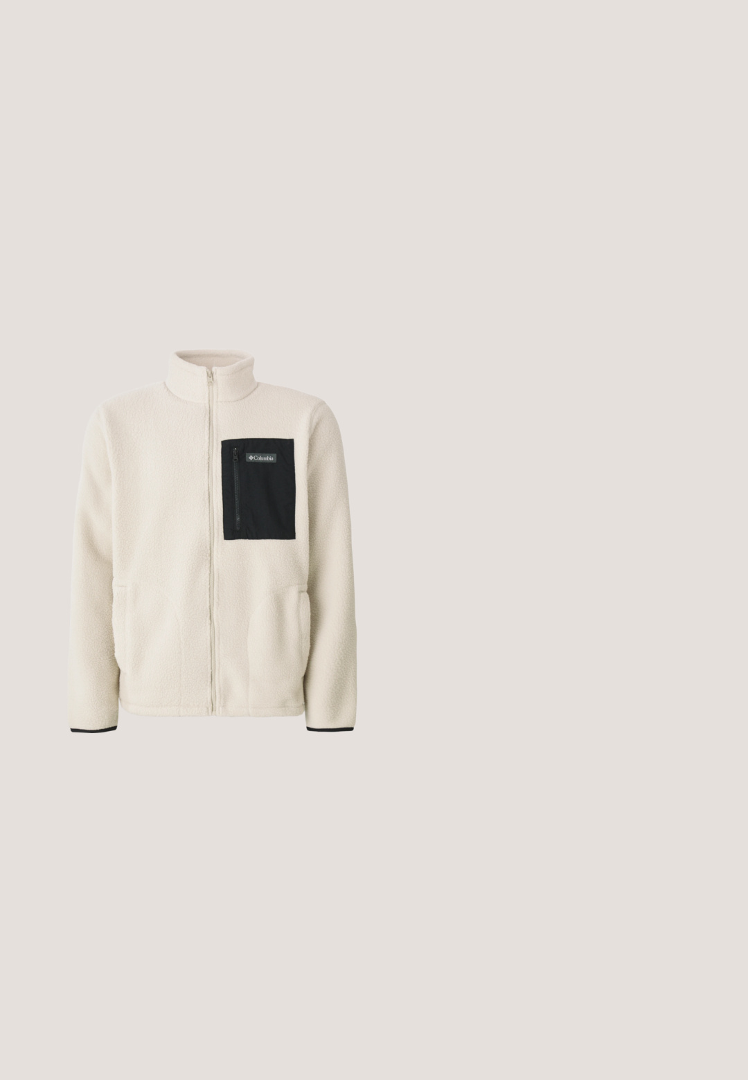 Fleecejack in off-white met een zwart ritszak op de borst en zwarte details. Heeft een hoge kraag en ronde voorzakken.; Bruine fleece pullover met een hoge kraag, halve rits en een borstzak. Zachte textuur en een relaxte pasvorm, met lange mouwen.; Lange mouwen henley-shirt in lichtbeige ribbelstof, met een V-hals, een drieknoopsluiting en manchetten. Rode logo-label aan de onderkant.; Khaki cargobroek met meerdere zijzakken, trekkoorden bij de boorden en een losse pasvorm. Gemaakt van duurzame stof met een soepele textuur.; Bruine waterdichte enkelboot van gestructureerd leer, met gouden oogjes, een ronde neus en een lichte, gestructureerde rubberen zool.; Tan tactische rugtas met meerdere zakken, webbingriemen, een gepolsterde mesh rug, ritsen en versterkte stiksels voor duurzaamheid.
