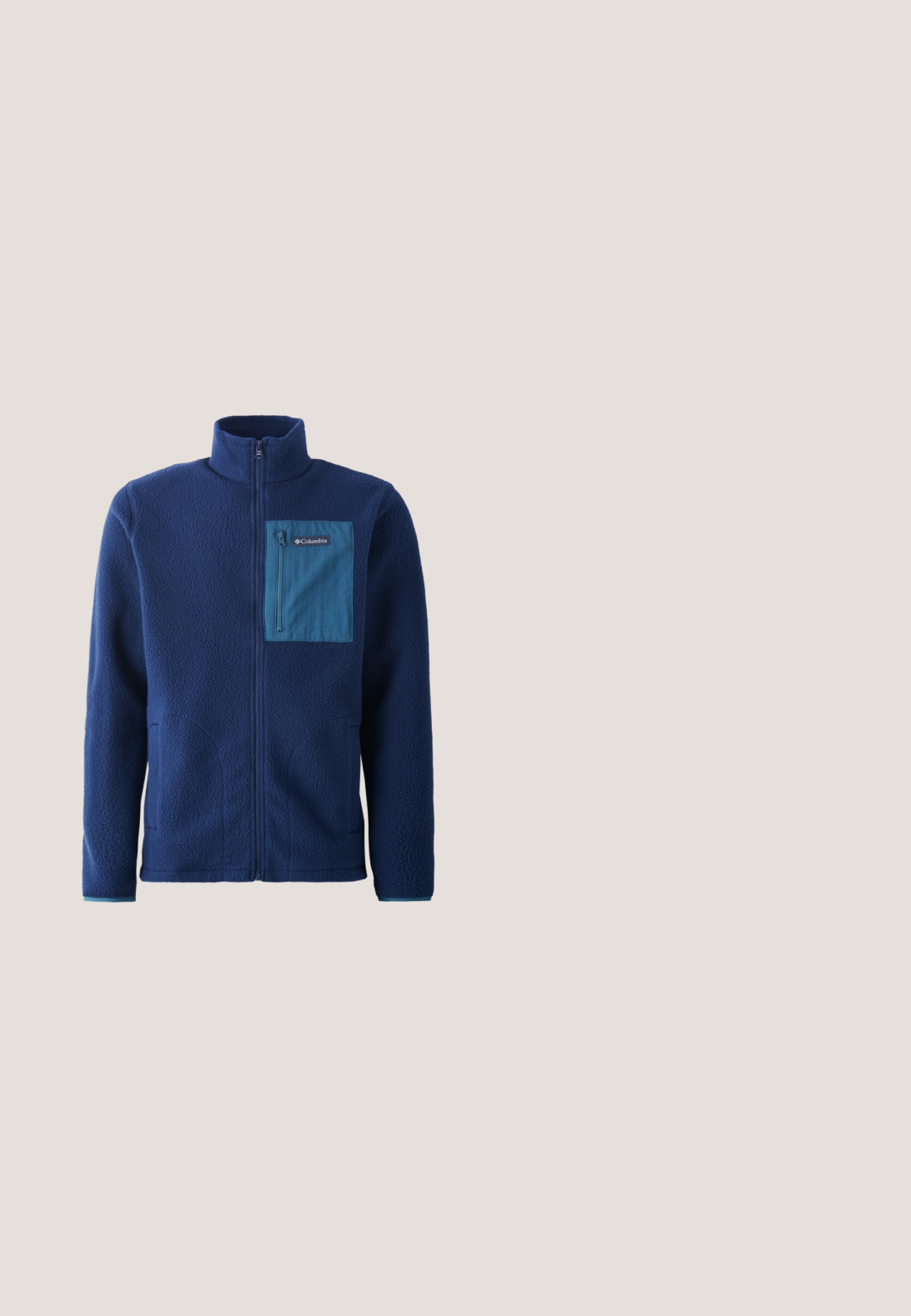 Marineblå fleecejakke med høj krave, der har en kontrastfarvet blå lynlåslomme på brystet og to sidelommer. Blødt, struktureret stof.; Lysegrå T-shirt med korte ærmer, rund hals og en lille brystlomme på venstre side med en rød label.; Bredde ben mørkegrå jeans lavet af denim, med høj talje, fem-lomme design og en subtil distressed tekstur.; Hvid og grå New Balance 1000 sneaker svæver over en betonflade med trapper i baggrunden.; Sort nylon tote taske med korte håndtag og en aftagelig skulderrem, der har et slankt, quiltet design og minimalt hardware.; Fossil JEWELRY NECKLACE - Halskæder - silver-coloured