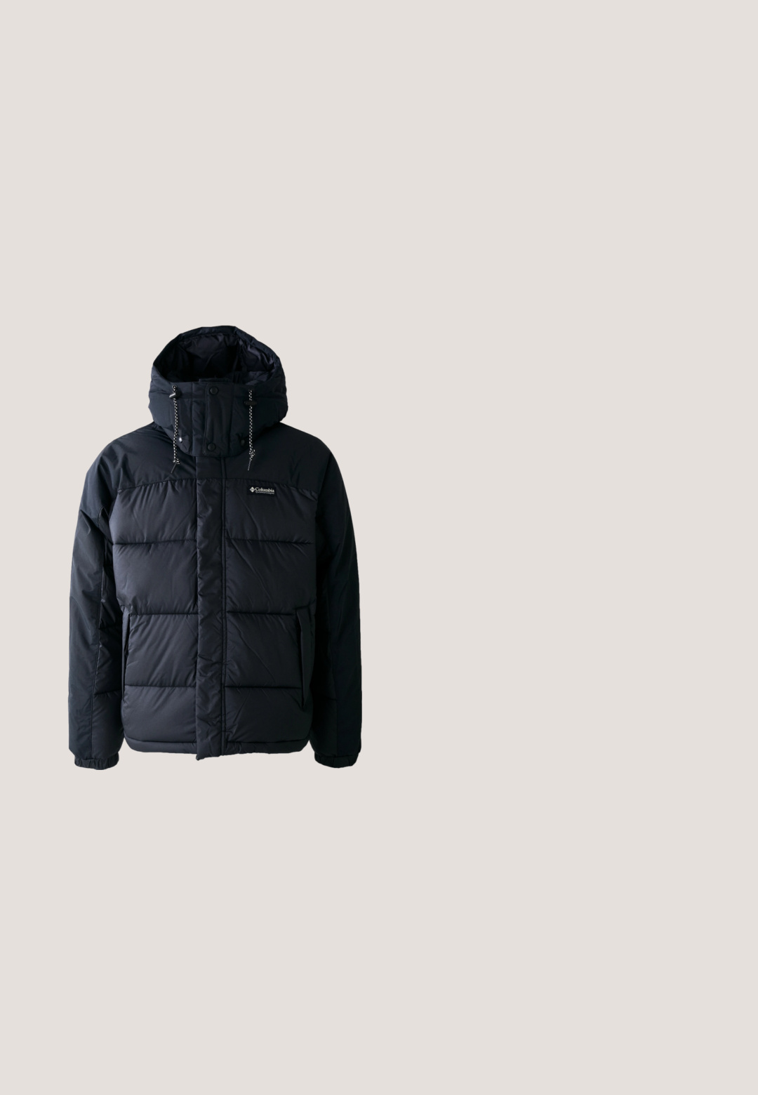 Zwarte pufferjas met capuchon, voorzien van gestikte secties, een hoge kraag en ritssluitingen. Gemaakt van waterafstotend materiaal.; Zwarte sweatshirt met lange mouwen en geribbelde manchetten. De frontafbeelding toont drie figuren in een retro ontwerp met gele en witte tekstaccenten.; Zwarte katoenen t-shirt met ronde hals, korte mouwen en een klein wit grafisch logo op de borst. Zachte textuur, losse pasvorm.; Lichtgrijze sweatpants van zachte stof, met een elastische tailleband met koord en een klein logo op de linkerdij.; Persoon in zwarte Nike Shox sneakers en een grijze joggingbroek staand op een lichtblauw tapijt.; Zilverkleurige sieradenset met een dikke kettinghalsketting met een kreeftsluitinkje en een bijpassende met textuur ring. Beide stukken zijn glanzend en metallic.