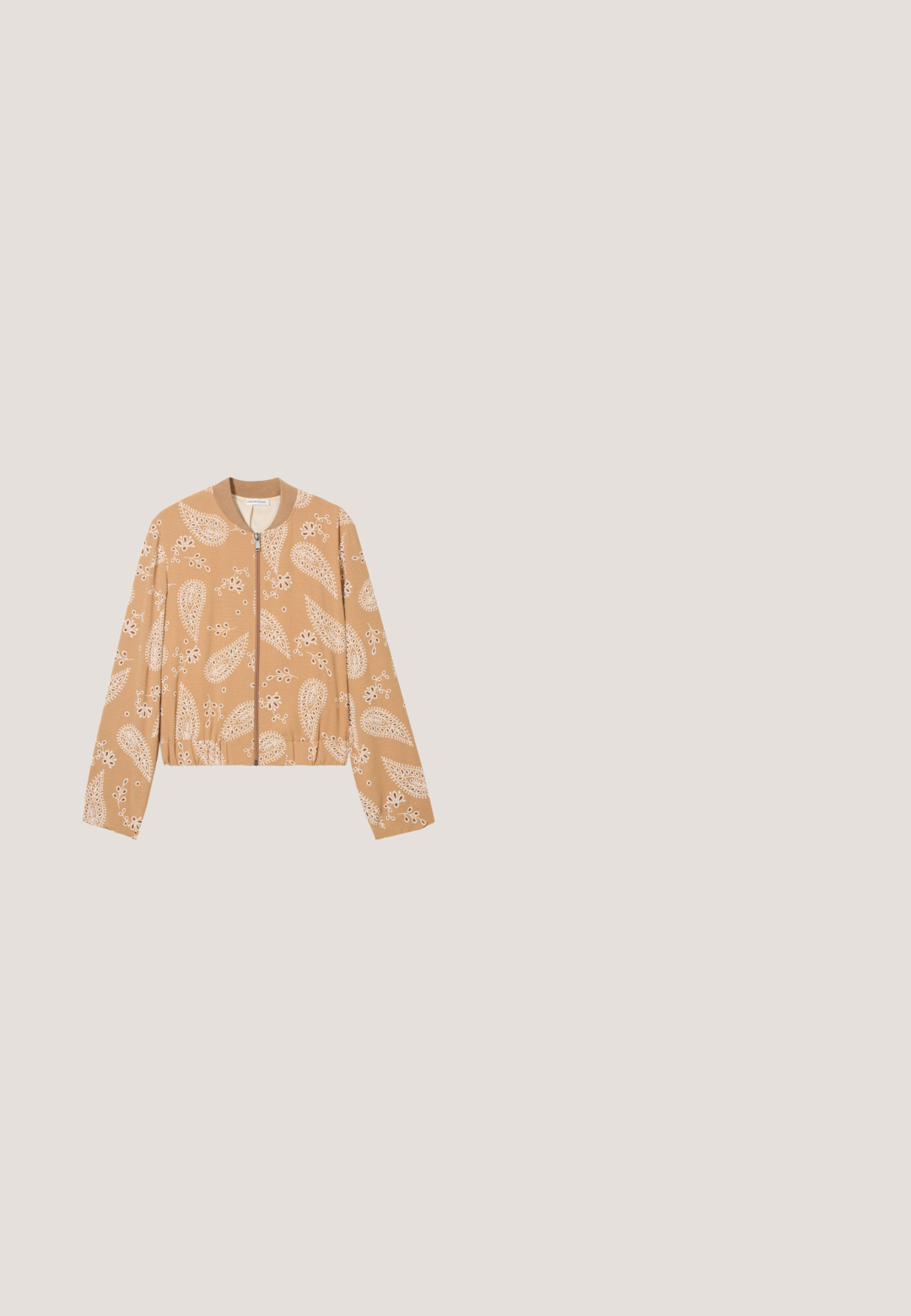 Veste bomber beige coupée avec des motifs paisley et floraux blancs, présentant une fermeture éclair à l'avant et un ourlet et des poignets élastiques. Texture de tissu douce.; Débardeur beige raccourci avec de larges bretelles et une bordure décorative en dentelle florale le long de l'encolure et des bretelles.; Mini-jupe en denim bleu clair, avec une coupe droite, cinq poches et une fermeture à bouton sur le devant avec passants de ceinture. Texture lisse.; Bottine en suède beige avec un design floral brodé dans des couleurs incluant l'orange, le rose et le bleu ; talon carré ; fermeture à glissière latérale.; Sac bandoulière en daim marron avec des clous dorés soulignant le rabat et les côtés, avec des pompons aux deux extrémités de la lanière.; Collier fin en chaîne dorée avec de petits charms en forme de cœur, des perles et des pendentifs circulaires espacés uniformément le long de la chaîne inférieure.