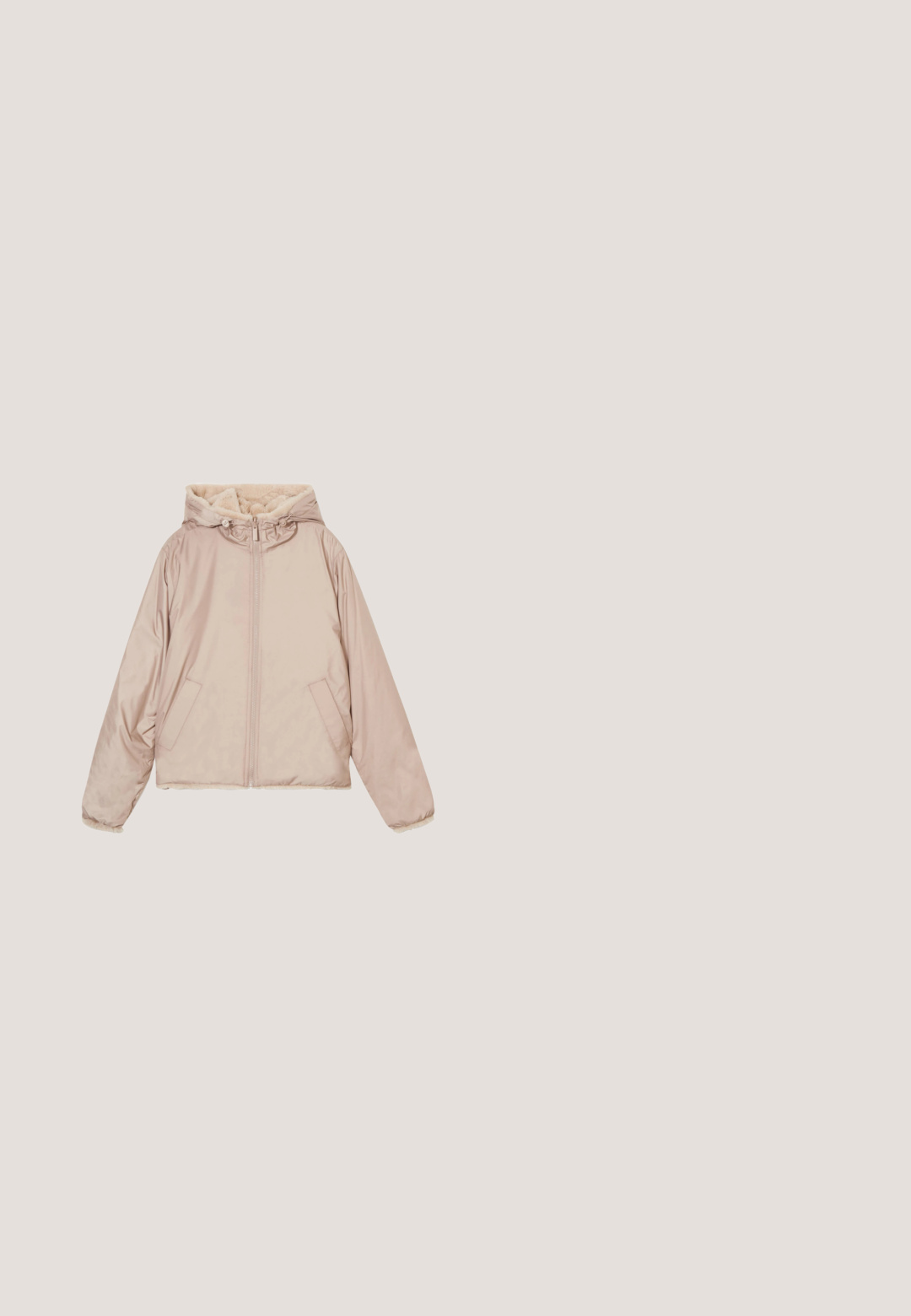 Cache Cache WENDE - Chaqueta de invierno - beige; Suéter beige de punto, de manga corta, con cuello redondo y puños y dobladillo acanalados, mostrado sobre un fondo blanco.; Pantalones de pierna ancha color beige con cinturilla elástica, confeccionados en una tela suave y con textura, exhibidos planos sobre un fondo blanco.; Zapatos de plataforma de ante marrón con punta redonda, detalles recortados y una suela resistente, acompañados de una falda de mezclilla en un entorno de suelo de madera.; Bolso de mano de piel sintética marrón con forma curvada, que cuenta con un asa corta y una correa de cuero desmontable. Incluye un parche de cuero con la marca.; Collar en tono dorado con una cadena delgada y un colgante en forma de letra "E" en bloque. Cuenta con un cierre para ajustar la longitud. Diseño simple y textura suave.