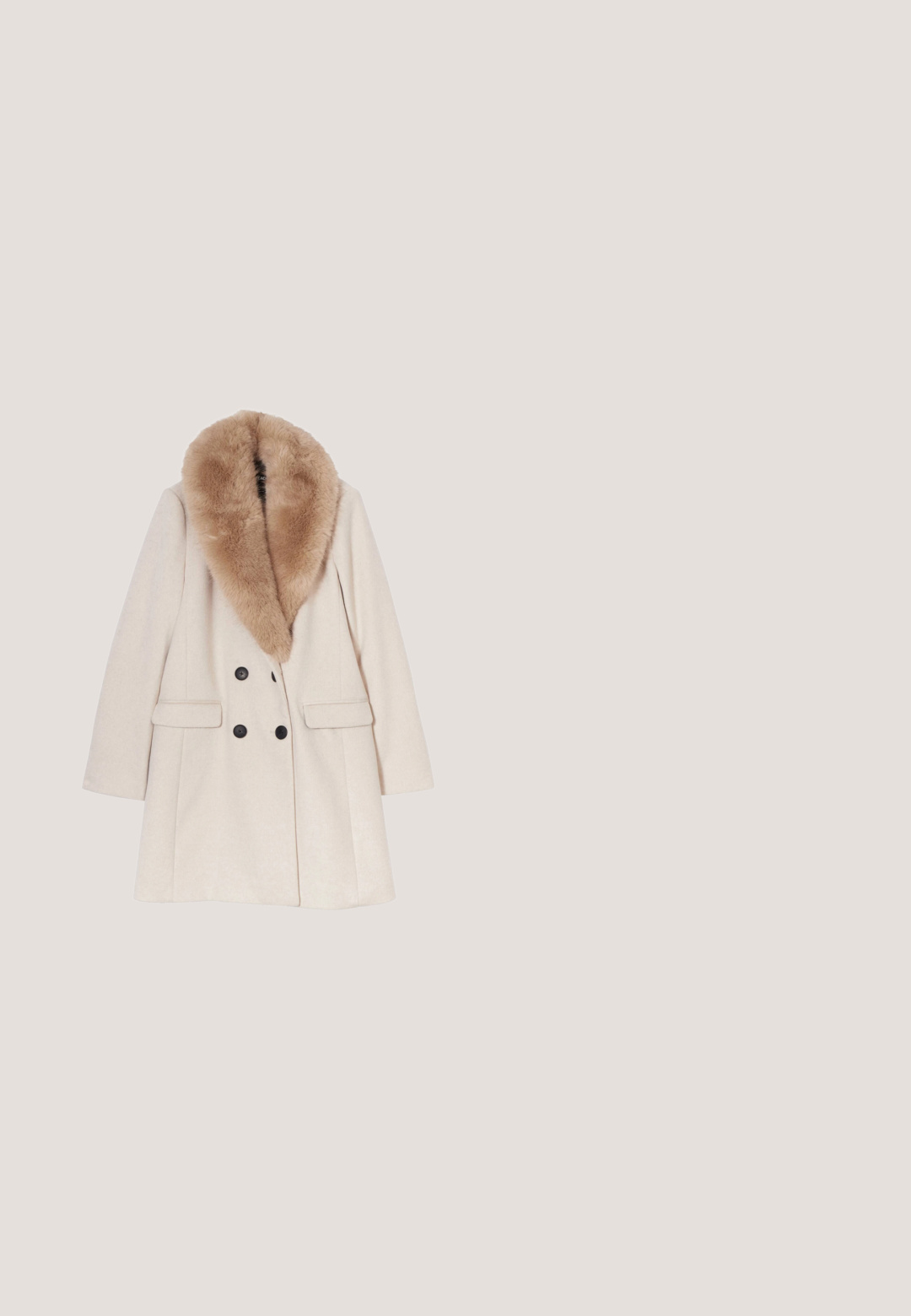 Abrigo de lana beige con cuello de piel sintética, diseño de doble botonadura, botones negros y dos bolsillos frontales.; Suéter blanco acanalado de cuello en V con mangas largas y acentos de botones dorados en los puños. Textura suave y diseño ajustado.; Pantalones de pierna ancha de talle alto en gris claro con tejido texturizado y sin bolsillos o cierres visibles.; Botas de pelaje color beige con suela de plataforma gruesa, parte superior texturizada y cordones con sistema de ajuste, con punta redonda y acabado suave.; Pequeño bolso beige con exterior de piel suave y texturizada y asas cortas y redondeadas de piel, sobre fondo blanco.; Collar de cadena dorada con un colgante de arco y flecha que presenta un pequeño corazón y detalles turquesa sobre un fondo blanco.
