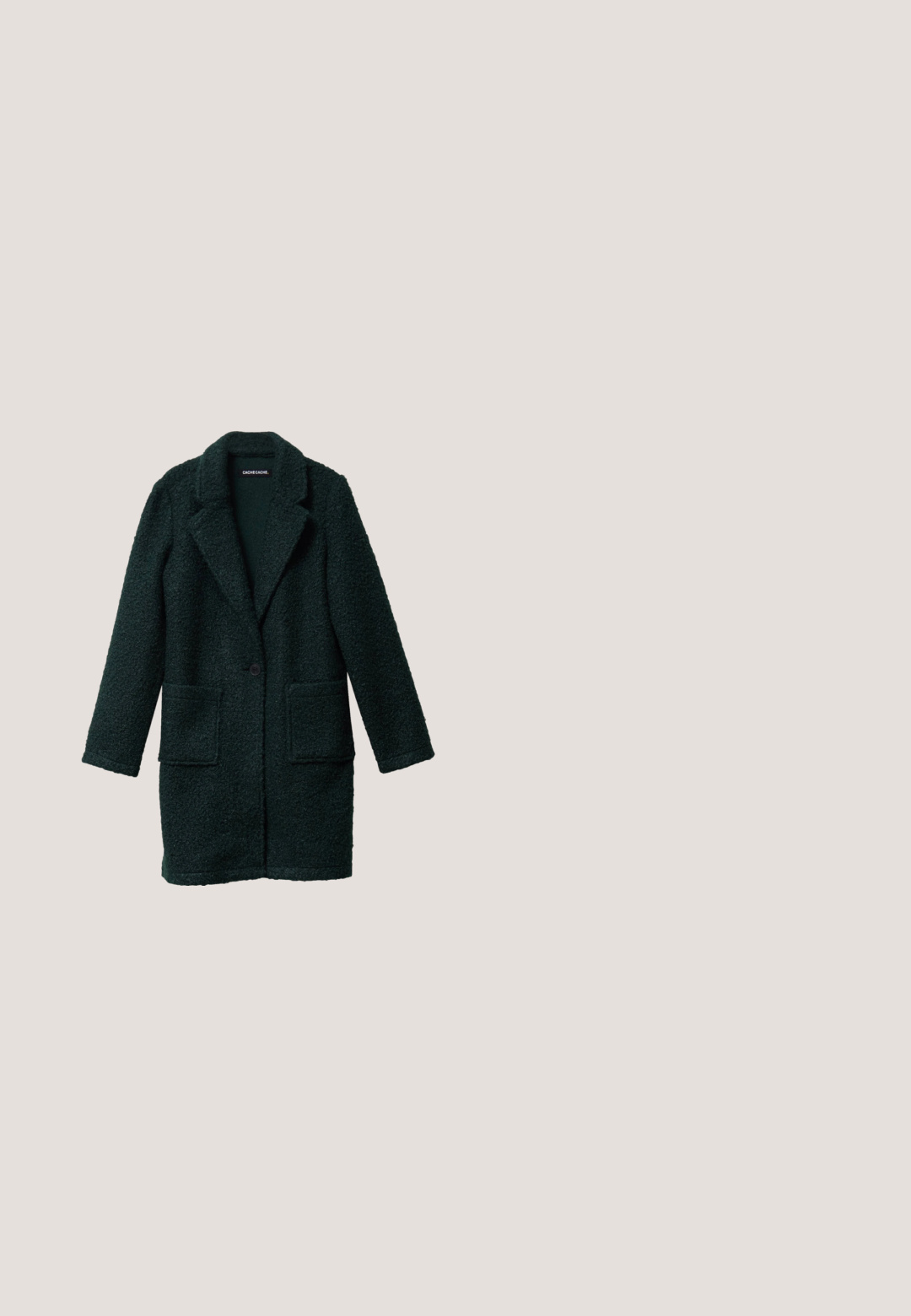 Mørkegrøn, struktureret frakke lavet af tykt, fuzzy materiale. Har en spids krave, enkelt knaplukning og to forlommer.; Next REGULAR FIT - Langærmet T-shirt - teal blue; Teal, populære flared bukser lavet af et blødt, tekstureret stof, med en tætsiddende talje og en bred bunden design for en afslappet pasform.; Grøn patentlæder sko med en rund tå, flad snørebåndsdesign og en tykk sorte rillede sål. Har en glat, skinnende tekstur.; Lille mørkegrøn ruskindshåndtaske med to runde håndtag og en top-lynlås.; Guldfarvet halskæde med en fin kæde, der har en rund grøn vedhæng prydet med et stjernemønster og en lille ædelsten detaljer.