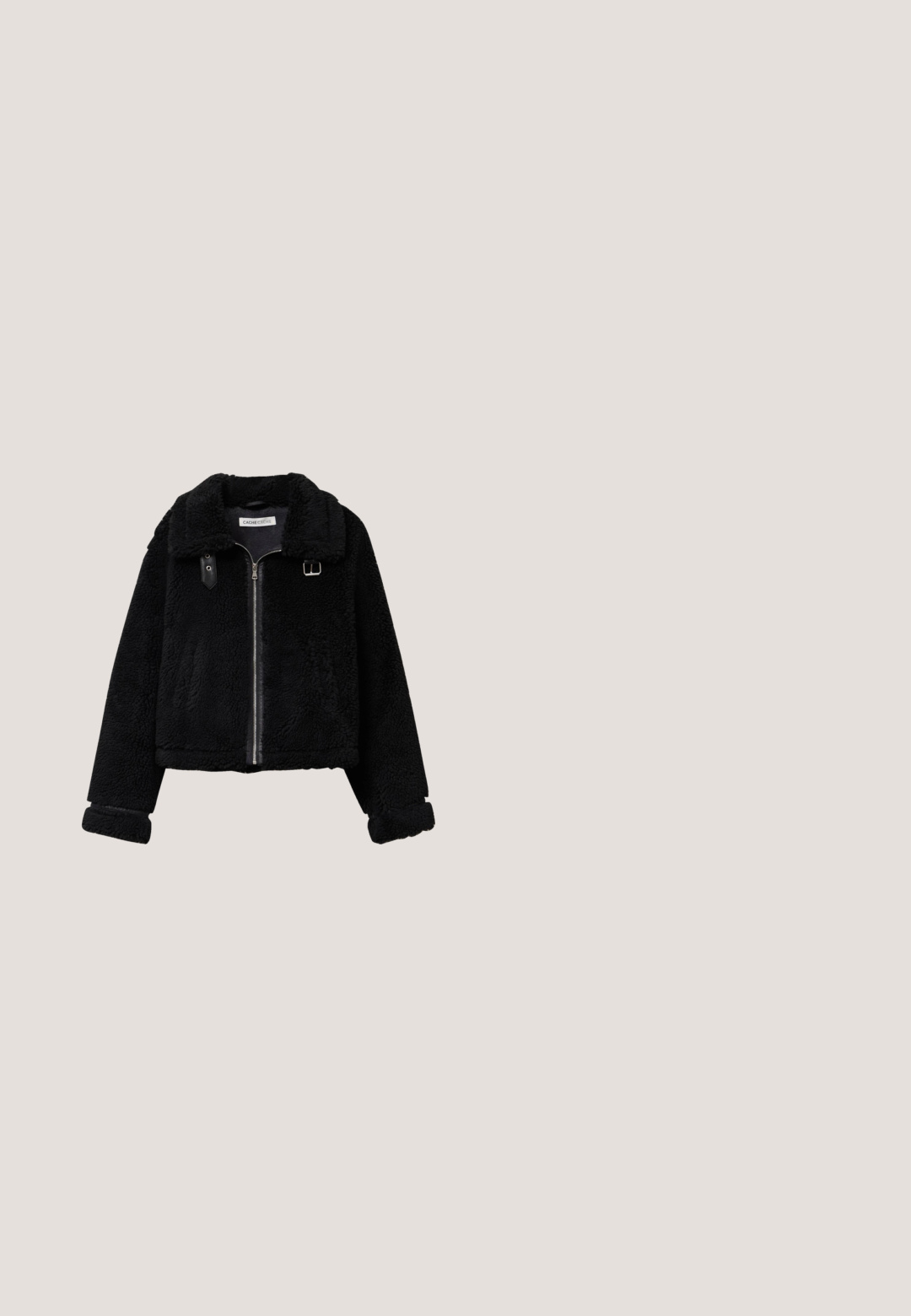 Sort cropped jakke lavet af blødt, struktureret stof med en pelslignende finish. Har lynlås foran, bred krave og læderbåndsdetaljer.; Sort rullekrave sweater lavet af blødt strikkemateriale, med lange ærmer og ribbede detaljer ved halsen og kanten. Tætsiddende design.; Sorte slim-fit kordfløjlsbukser med smal linning og lodrette sømme ned langs forsiden af hvert ben.; Sorte ankelstøvler med en blank finish, polstret overdel, ribbet sort platformssål og en sort strikkrave. Har et logo på siden.; Sorte vinklede solbriller med gradient mørke linser, glansfulde plastikstel og tynde metalliske arme. Ingen synlig branding eller mønstre.; Sort clutchtaske i imiteret pels med en aftagelig læderrem til skulderen og sølvkæde som detalje. Glat tekstur og rektangulær form.