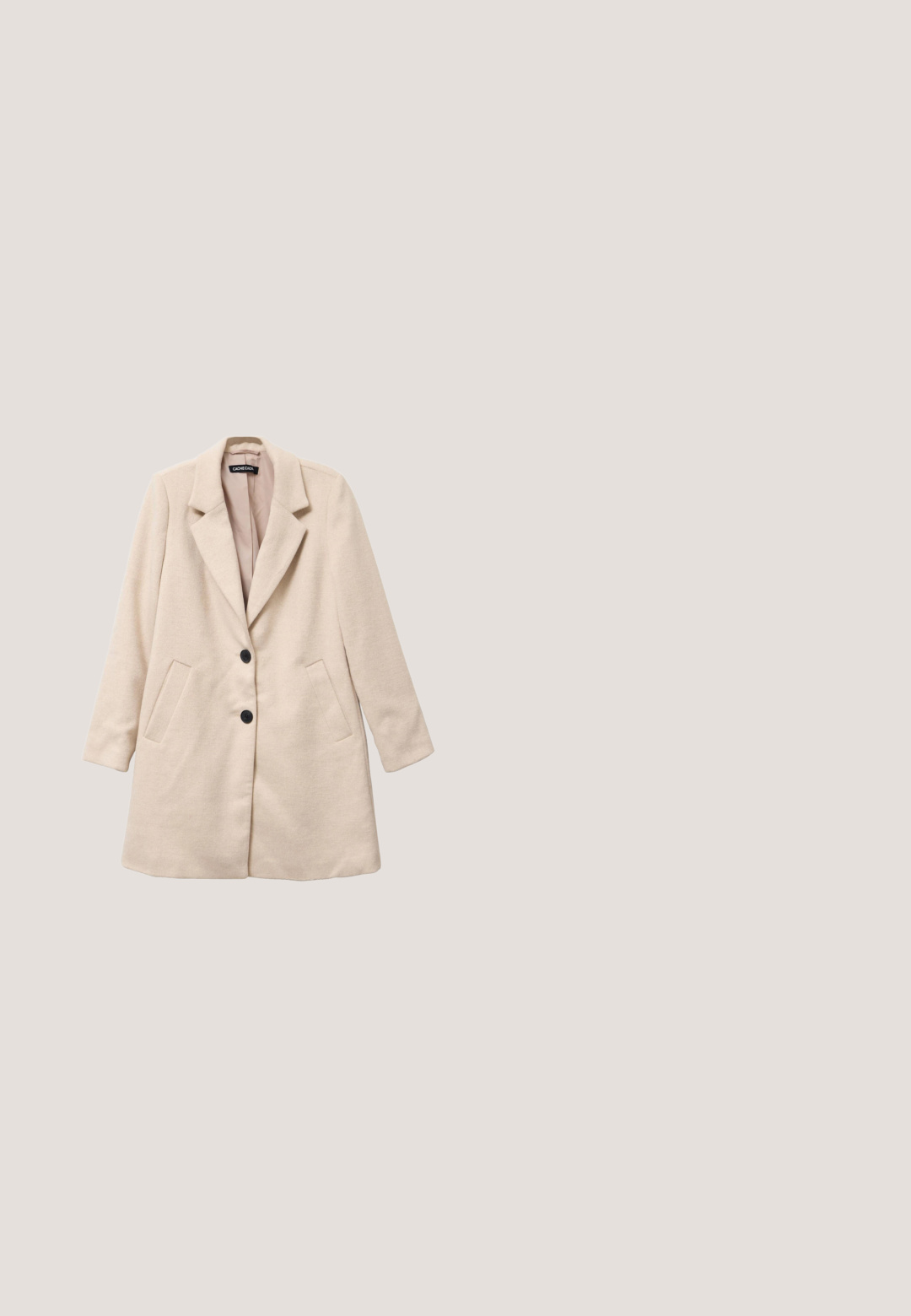 Beige wollen blend jas met een geknipte kraag, twee zijzakken en twee zwarte knopen. Ontworpen met een rechte snit en lange mouwen.; Korte mouwen V-hals top in crème met zwart zigzagpatroon. Zachte stof, losse pasvorm en zijnaad voor extra structuur.; Beige op maat gemaakte broeken van een gladde, gestructureerde stof, hoge taille en twee voorknopjes. Heeft een recht gesneden pijp en minimale stiksels.; Beige geweven loafers met een gladde neus, een kleine hak en een decoratieve gouden gesp op een tan kleurige band. Geplaatst bovenop een houten oppervlak.; Beige leren handtas in halve maanvorm met bloemvormige uitsnijdingen langs de randen, gouden beslag, een bovenhandgreep en een verstelbare schouderriem.; Een paar kleine, ronde gouden oorbellen met verticale gegraveerde lijnen en een glad, bol oppervlak.