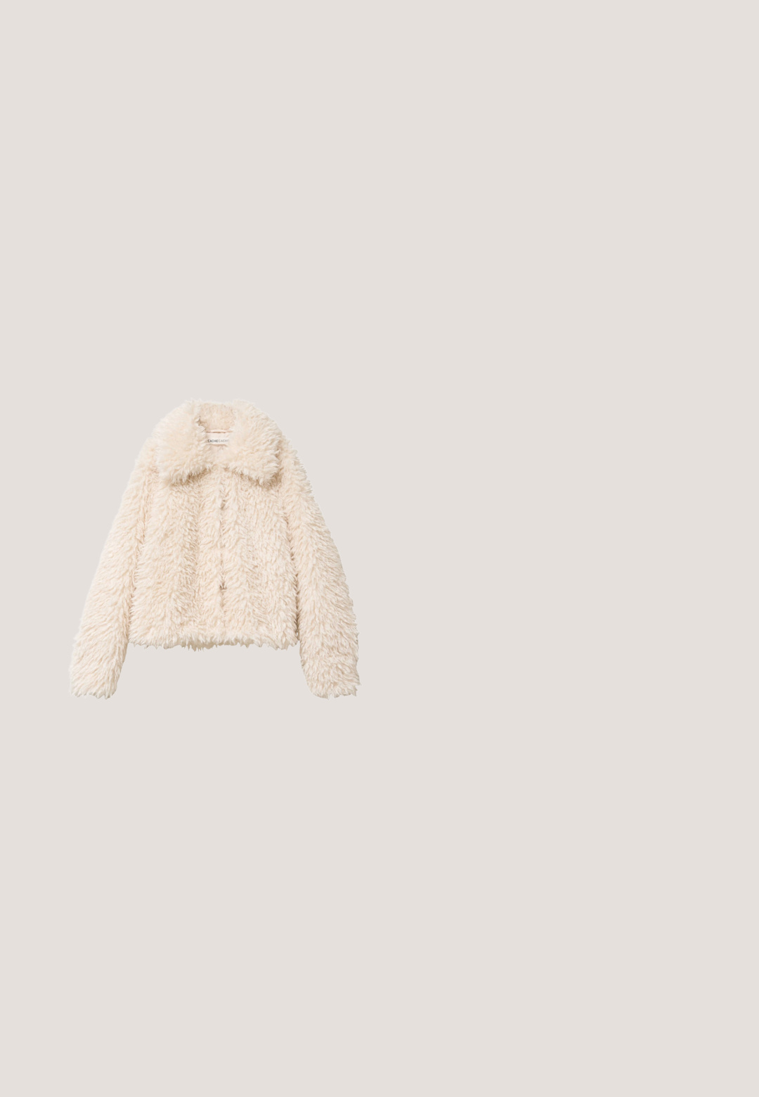Chaqueta corta de piel sintética en beige claro, con un cuello ancho, superficie texturizada y cierre frontal de botones. Tejido suave y esponjoso con mangas largas.; Un vestido negro largo con un corsé ajustado sin tirantes en un gris oscuro sólido, fabricado con una tela suave y con un brillo sutil. Tirantes finos ajustables.; Zapato de tacón alto fino de ante negro con tira trasera y puntera puntiaguda sobre fondo blanco.; Gafas de sol con marco cuadrado negro y lentes oscuros, con brazos texturizados que presentan un logotipo dorado "C" en el lateral.; Clutch de cuero negro con una correa de cadena plateada y detalle de cierre plateado en la parte delantera, sobre un fondo blanco liso.; Pulsera de cadena gruesa dorada con eslabones curvos y dos acentos de perlas blancas sobre un fondo claro.
