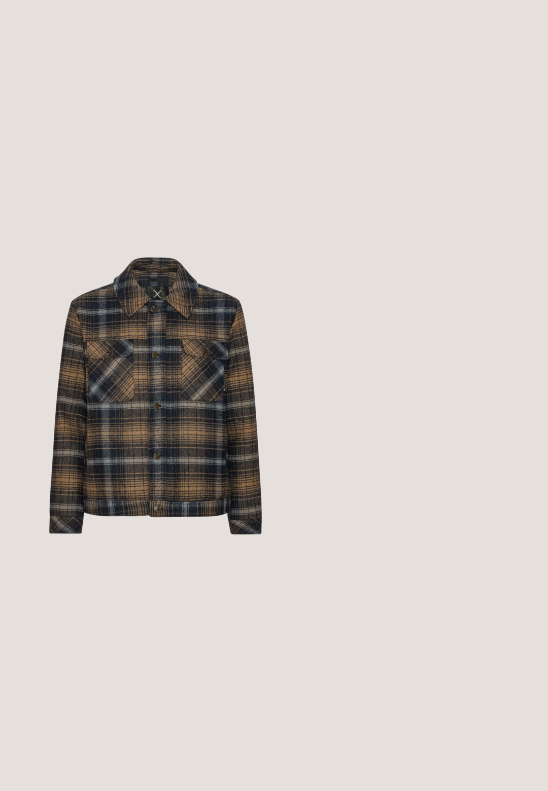 Clean Cut Copenhagen CHECK - Let jakke / Sommerjakker - dark navy; Brun strikket sweater med rund hals, lange ærmer og ribbede manchetter og kant. Glat tekstur med et ensartet design.; Mørk denim skjorte med lange ærmer, spids krave og brystlomme. Har brune knapper og gule syninger som detaljer.; Mørkeblå bukseskær med flared fit lavet af denim med en glat tekstur. Har fem lommer, messingbeslag og kontrastsygning.; Brune læder ankelstøvler med en glat finish, der har to snøreringe, en rund tå og lette gummisåler med skridsikre riller.; Brun læder toilettaske med rektangulær form, struktureret overflade, lynlåslukning og et håndtag på den ene side til nem transport.