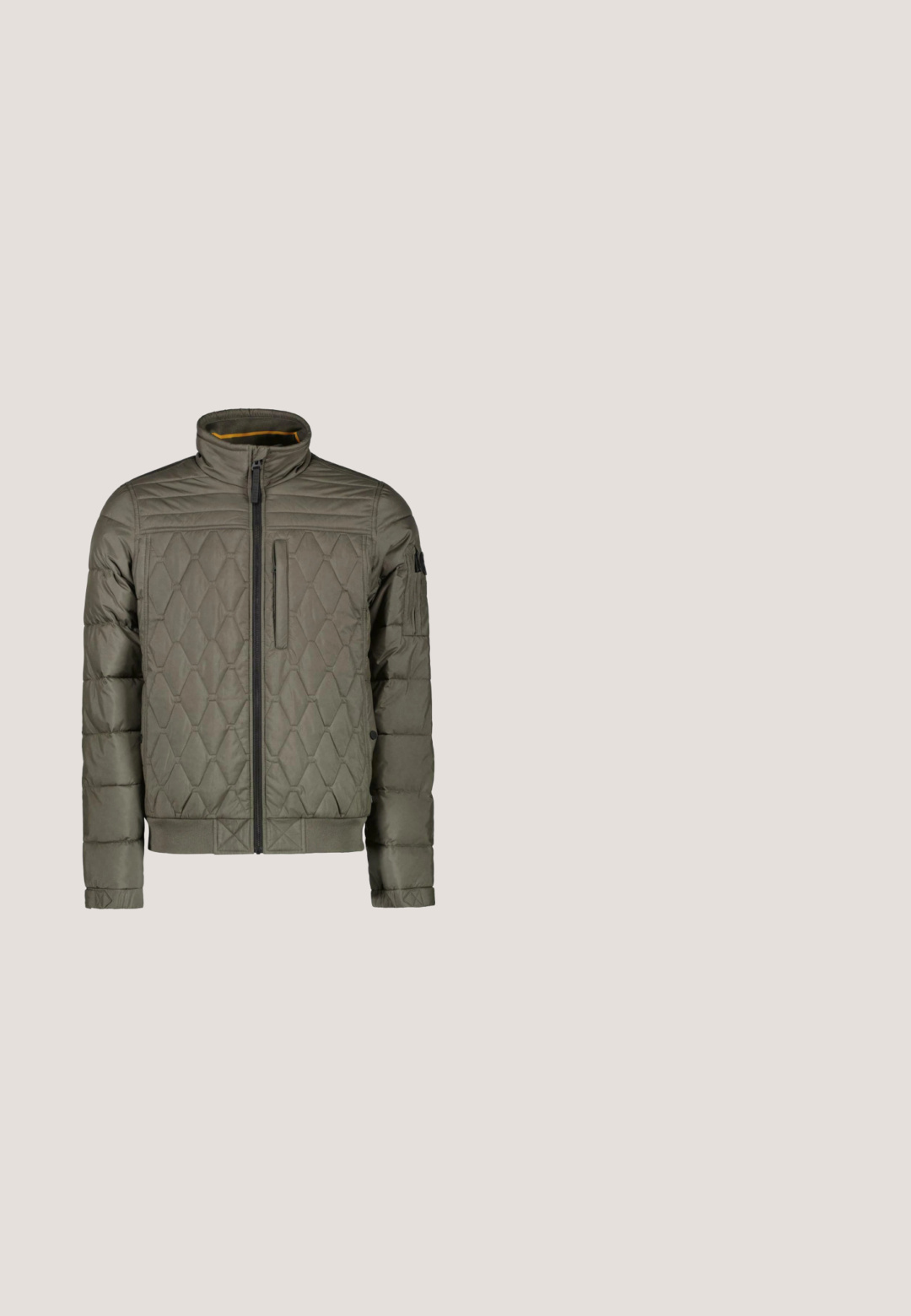 Gequilted olijfgroene jas met hoge kraag, ritssluiting en een opgestikte zak op de linker mouw. Voorzien van ribbelmanchetten en onderzoom.; Lichtgrijze zip-up sweater met hoge kraag, geribbelde manchetten en subtiel textuurpatroon. Voorzien van een klein drie-kleurig logo op de borst.; Marineblauw T-shirt met korte mouwen en een ronde hals met een klein merklabel aan de binnenkant van de kraag, effen en eenvoudige kleur.; Lichtblauwe denim cargo pants met een ontspannen pasvorm, voorzien van zijbevestigingslussen en voorzakken, met een vervaagde textuur.; Bruine leren enkellaars met een grijze rubberen zool, oranje accentlabel en metalen oogjes. Kenmerken zijn contrasterende stiksels en een gevoerd kraagje.; Compacte zwarte schoudertas met verstelbare riem, zilveren Tommy Hilfiger-logo en klein rood-wit-blauw vlagdetail aan de zijkant.