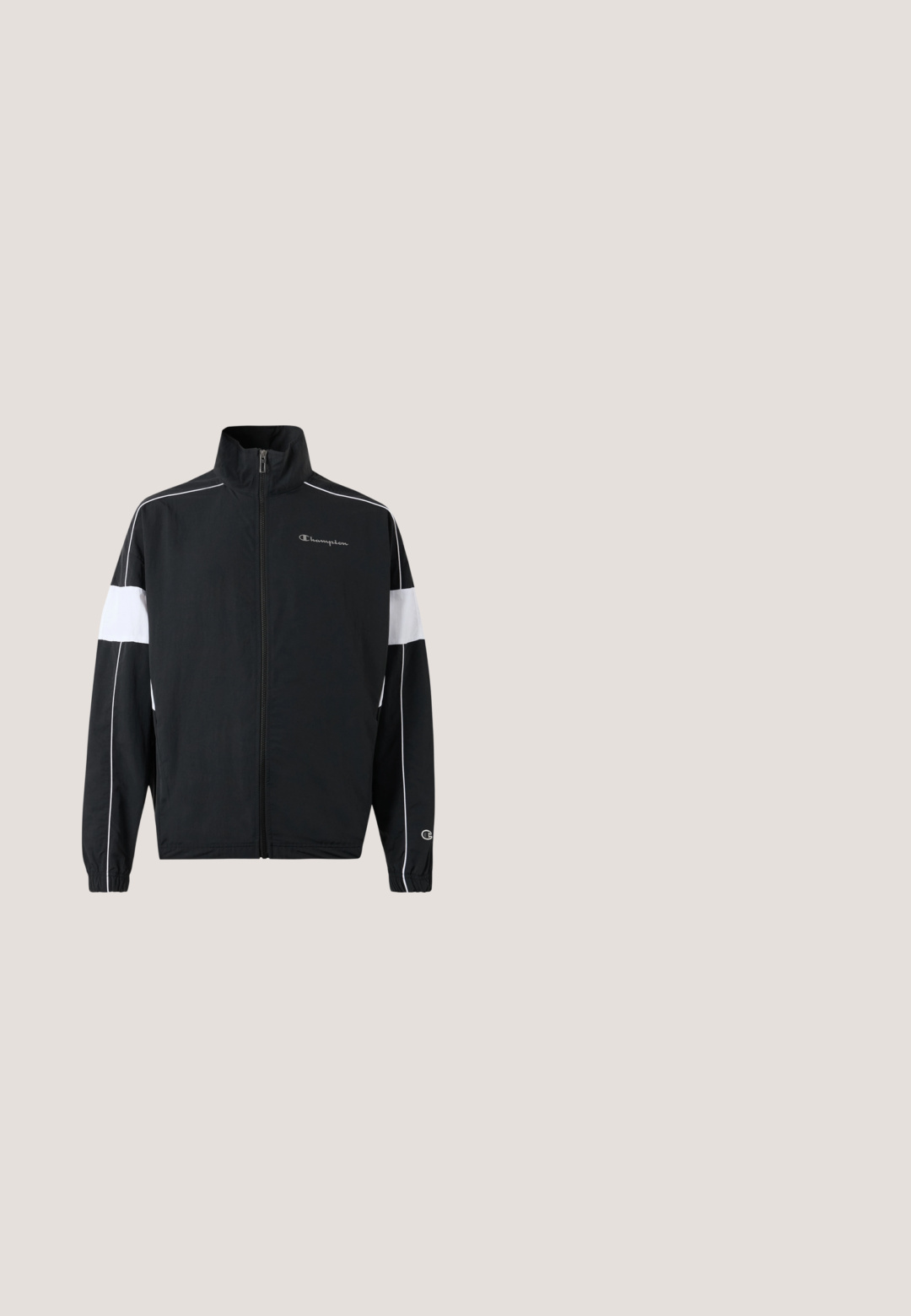 Schwarze Sportjacke mit weißen Seitenpanelen, Reißverschluss, hohem Kragen, elastischen Bündchen und Champion-Logo auf der Brust. Leichtes Material.; Schwarzes kurzärmeliges Sport-T-Shirt mit Rundhalsausschnitt und kleinem Logo auf der linken Brust, dargestellt auf einfachem hellem Hintergrund.; Schwarze Laufshorts mit einer äußeren Schicht, elastischem Bund, Kordelzug und Taschen. Mit weißem Nike-Logo und Innenshorts.; Schwarze Sportschuhe mit einem strukturierten Mesh-Obermaterial, kontrastierender weißer Sohle und geschwungenem Design. Verfügt über ein Schnürsystem und Logo-Details.; Schwarze dreieckige Crossbody-Tasche mit vorderer Reißverschlusstasche mit Calvin Klein Logo und verstellbarem Riemen.; Silberfarbige rechteckige digitale Quarzuhr mit schwarzem Zifferblatt, weißen Zeigern und Edelstahlarmband; verfügt über ein digitales Display und Tasten an der Seite.