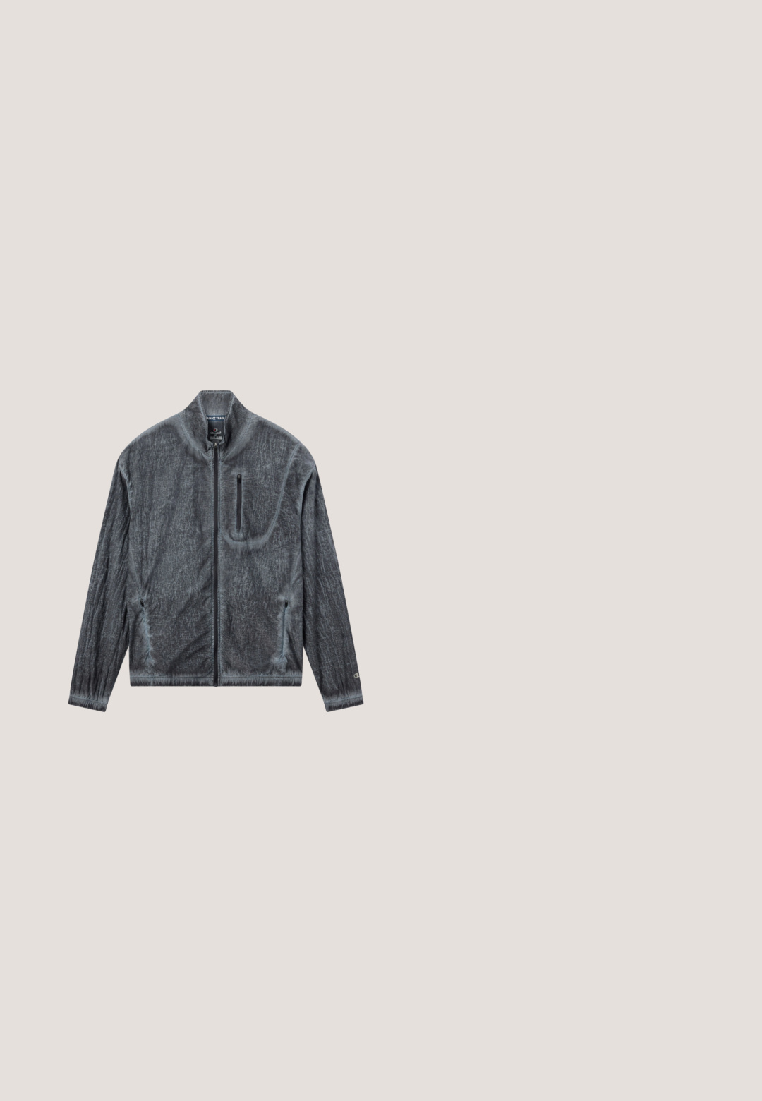 Veste gris à fermeture éclair avec une surface texturée, un col montant et des manches longues. Comprend une poche poitrine zippée et des poignets élastiques.; T-shirt sans manches violet en coton, arborant "CHAMPION XXL TRAINING ACADEMY" en texte blanc contrasté sur le devant.; Shorts noirs en tissu léger, avec une taille élastique, deux poches latérales et un petit logo en bas à droite.; Bottes en caoutchouc noires et imperméables avec un orteil arrondi, une coque de protection texturée et un haut élastique pour un ajustement sécurisé. Comprend des rainures et une finition lisse.; Lunettes de soleil en plastique noir avec des montures larges, des verres teintés foncés et des bords courbés. Présente un logo "ARNETTE" sur les branches.; Sac polochon noir Lacoste avec double poignée, bandoulière et écusson logo blanc à l'avant, sur fond clair uni.