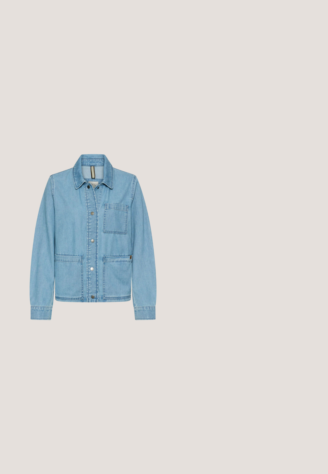 Lichtblauwe spijkerjack met lange mouwen, drukknopen aan de voorkant, een borstzak en twee onderste voorzakken.; Lichtblauw katoenen T-shirt met korte mouwen, ronde hals en een kleine rode hartafbeelding op de linkerborst. Eenvoudig ontwerp.; Denim rok in lichtblauw met een aansluitend ontwerp, sluiting met knopen aan de voorkant, vijf zakken en contrasterende stiksels langs de naden.; Witte en beige sneaker met een bovenwerk van glad leer, suède accenten, een gestructureerde zool en een gouden sierdetail aan de zijkant.; Kleine beige leren crossbodytas met klep en verstelbare band met een zilveren letter "P" bedel.; Gouden ronde oorbellen met een dubbele-ring ontwerp, afgewerkt met een gepolijste glans en een gladde textuur. Afmetingen: klein tot gemiddeld formaat.