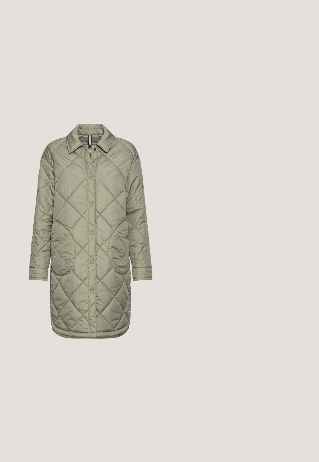Manteau long matelassé en vert olive clair, doté de boutons à pression, de poches latérales, d'un col et d'une texture extérieure lisse et brillante.; Pull en maille chinée vert clair et beige, à manches longues et col rond, avec poignets et ourlet côtelés.; Jean noir délavé taille haute, fuselé, avec poches avant, passants pour ceinture et fermeture par bouton.; Baskets basses en daim beige avec accents blancs, lacets beiges et semelle épaisse marron clair à rainures, vues de profil.; Sac bandoulière en cuir marron avec surface texturée, poche avant zippée, longue sangle réglable et logo de marque doré "Suri Frey" en bas au centre.; Boucles d'oreilles en or rose présentant un design abstrait et ondulé. L'une a une forme fine et allongée, tandis que l'autre est un anneau épais avec une finition lisse.