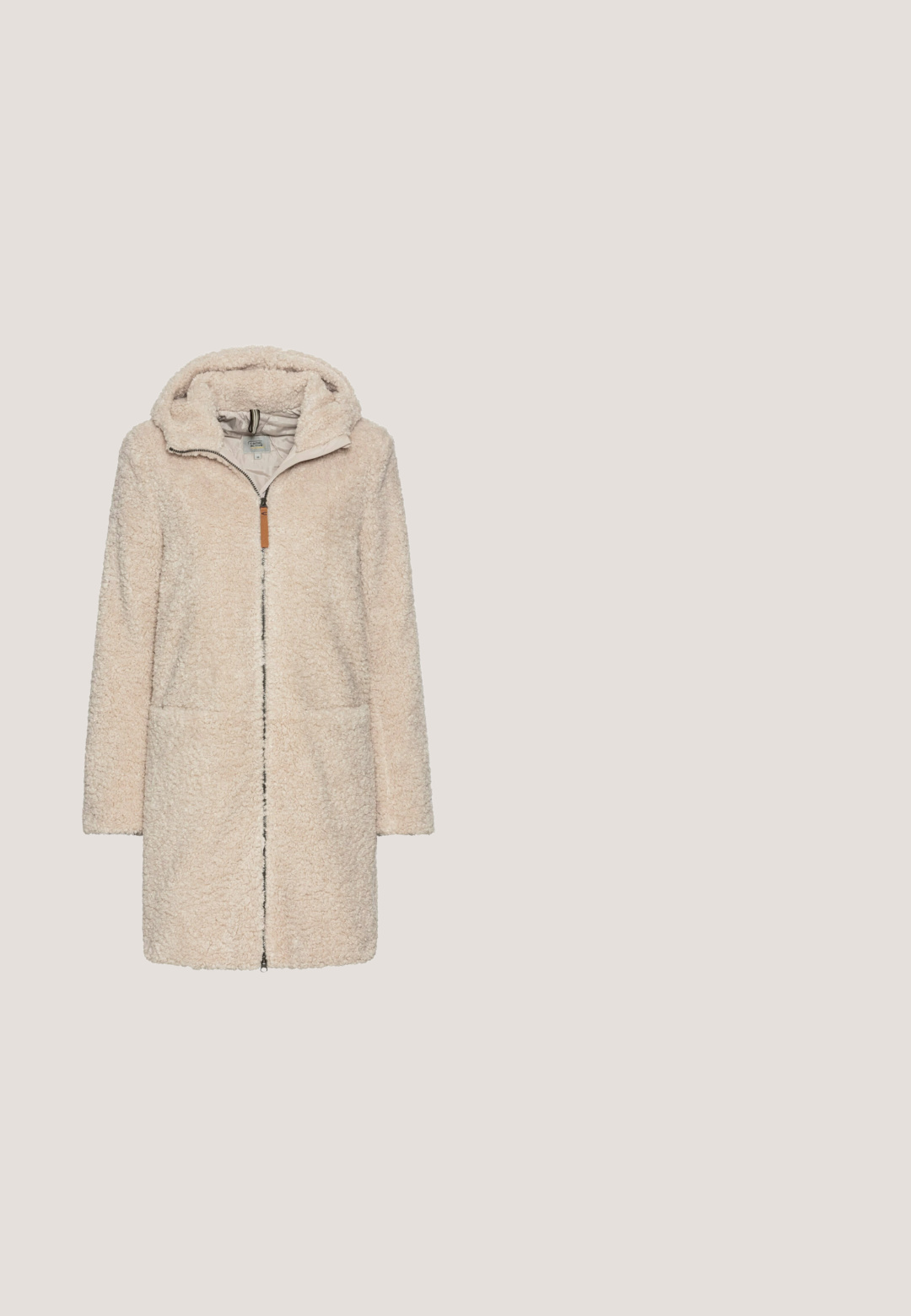 Beige fleecejakke med hætte, fuld lynlås, to forreste lommer og en blød, struktureret overflade. Har en læder lynlås træk accent.; Langærmet, rundhalset top i blødt, let hvidt stof med en afslappet pasform. Har en ren kant og ingen synlig hardware.; Mauve sweatpants med snøre og ribbet tekstur, med elastisk talje og to sidelommer; snøreenderne er afsluttet i en matchende farve.; Hvid platformsneaker med ribbet sål, rød hælstrop, snørebånd med rød kant og præget logo på siden, vist i profil.; Suede brun håndtaske med flad form, en fold-over klap og et enkelt topgreb. Har en aftagelig strop og minimale hardware-accenter.; Delikat guldhalskæde med et lille, glat ovalt vedhæng og justerbar lås på hvid baggrund.