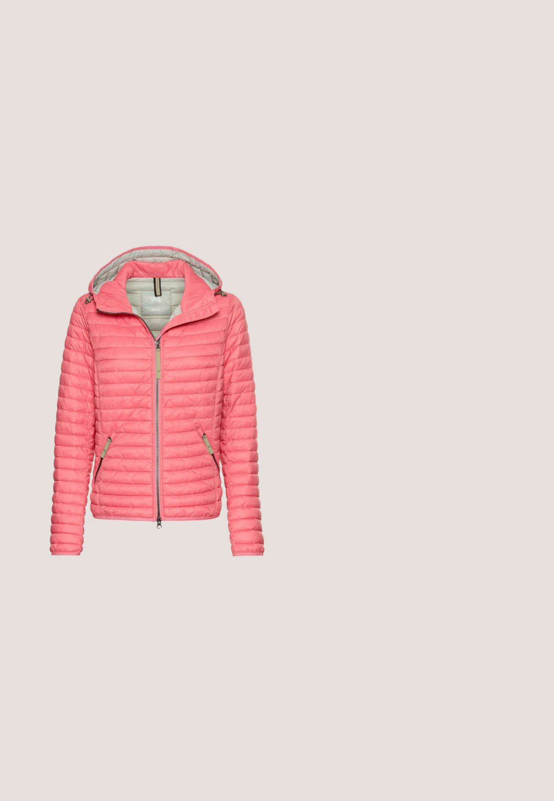 Rosa gepolsterte Jacke mit Kapuze, grauem Futter, Reißverschluss vorne und seitlichen Taschen mit minimalistischen Hardware-Akzenten.; Helles rosa T-Shirt aus weichem Stoff, mit Rundhalsausschnitt, umgeschlagenen kurzen Ärmeln und großen weißen Blockbuchstaben, die "ELBSAND" schreiben.; Korallenfarbene Capri-Hosen mit elastischem Bund, ausgestattet mit zwei Vorderaschen und einer glatten, dehnbaren Textur.; Beiger Sneaker mit glattem Lederobermaterial, metallischen Akzenten, Schnürverschluss und seitlichem Reißverschluss. Verfügt über eine weiße Gummisohle und ein minimalistisches Design.; Beige Lederhandtasche mit oberen Griffen, verstellbarem Schulterriemen und einem vorderen Gürteldetail mit goldener Schnalle vor weißem Hintergrund.; Doppelgliedriger Halsreif aus Roségold mit zwei verbundenen Herz-Anhängern und einem Toggle-Verschluss; zarte Ketten mit runden Logo-Akzenten.