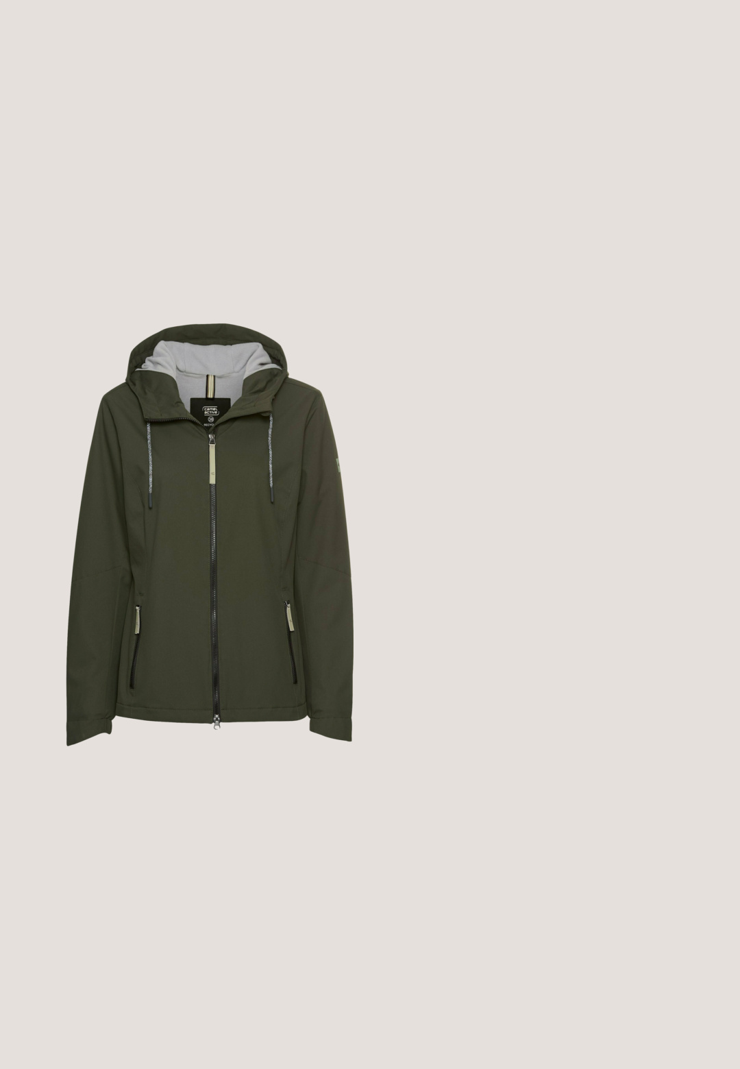 Olivengrüne Jacke mit Reißverschluss vorne, verstellbarer Kapuze und zwei seitlichen Reißverschlusstaschen. Hergestellt aus weichem, strukturiertem Stoff mit grauem Futter.; Schlichtes olivgrünes Sweatshirt mit langen Ärmeln, gerippten Bündchen, geripptem Saum und Rundhalsausschnitt, von vorne auf weißem Hintergrund dargestellt.; camel active KURZARM - T-Shirt basic - light khaki; Hellgrüne Cargo-Hose mit mehreren Taschen, ausgestattet mit einem Frontknopf und einem Reißverschluss, aus strapazierfähigem Stoff mit glatter Textur.; Höherer schwarzer Gummistiefel mit strukturiertem Finish, WODEN-Logo an der Seite und einer verstärkten Sohle mit gesprenkelten Akzenten.; Olivgrüne Umhängetasche mit glattem Nylon-Außenmaterial, verstellbarem Riemen, vorderer Reißverschlusstasche und dekorativen Anhängerakzenten.
