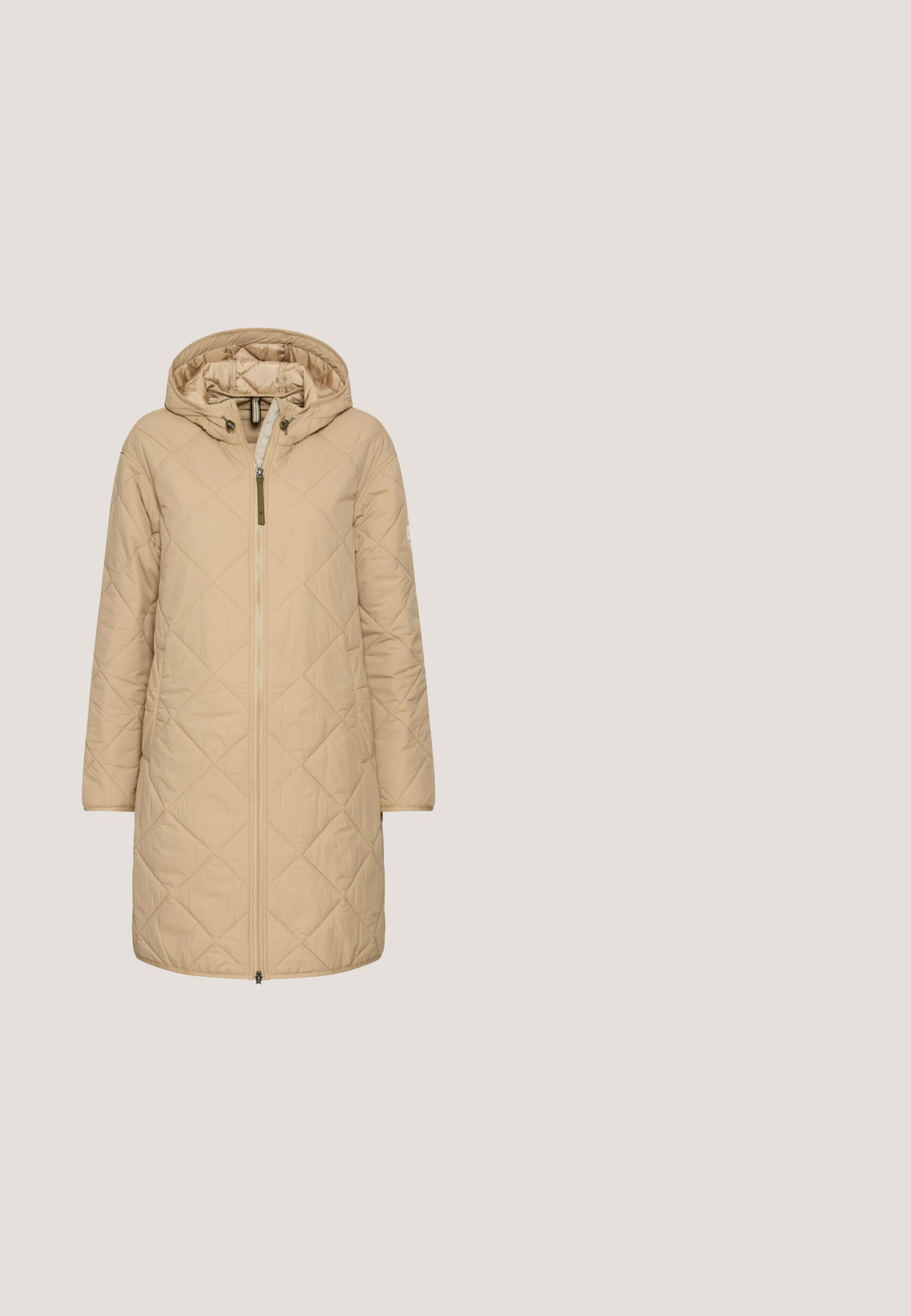 Beige gewatteerde jas met capuchon, voorzien van een voorkant rits en zijzakken. Glad textuur met een ruitpatroon en lange mouwen.; Driekwart mouw gestreepte shirt in crème en tan katoen, met een borstzak en een ontspannen pasvorm. Zachte textuur en casual ontwerp.; Beige overhemd met lange mouwen, knopen en een mandariinkraag, twee borstzakken met klep, en knoopdetails op de mouwen en het voorpand.; Beige rechte broek met knoop- en ritssluiting aan de voorkant, riemlussen en voorzakken, weergegeven op een witte achtergrond.; Bruine leren veterschoen tot de enkel met een zijgesp, ronde neus, robuuste zool en stiksels voor extra textuur.; Bruine synthetische handtas met dubbele handvatten, een afneembare schouderband, ritsafsluiting en subtiele zwarte accenten aan de zijkanten. Logo weergegeven.