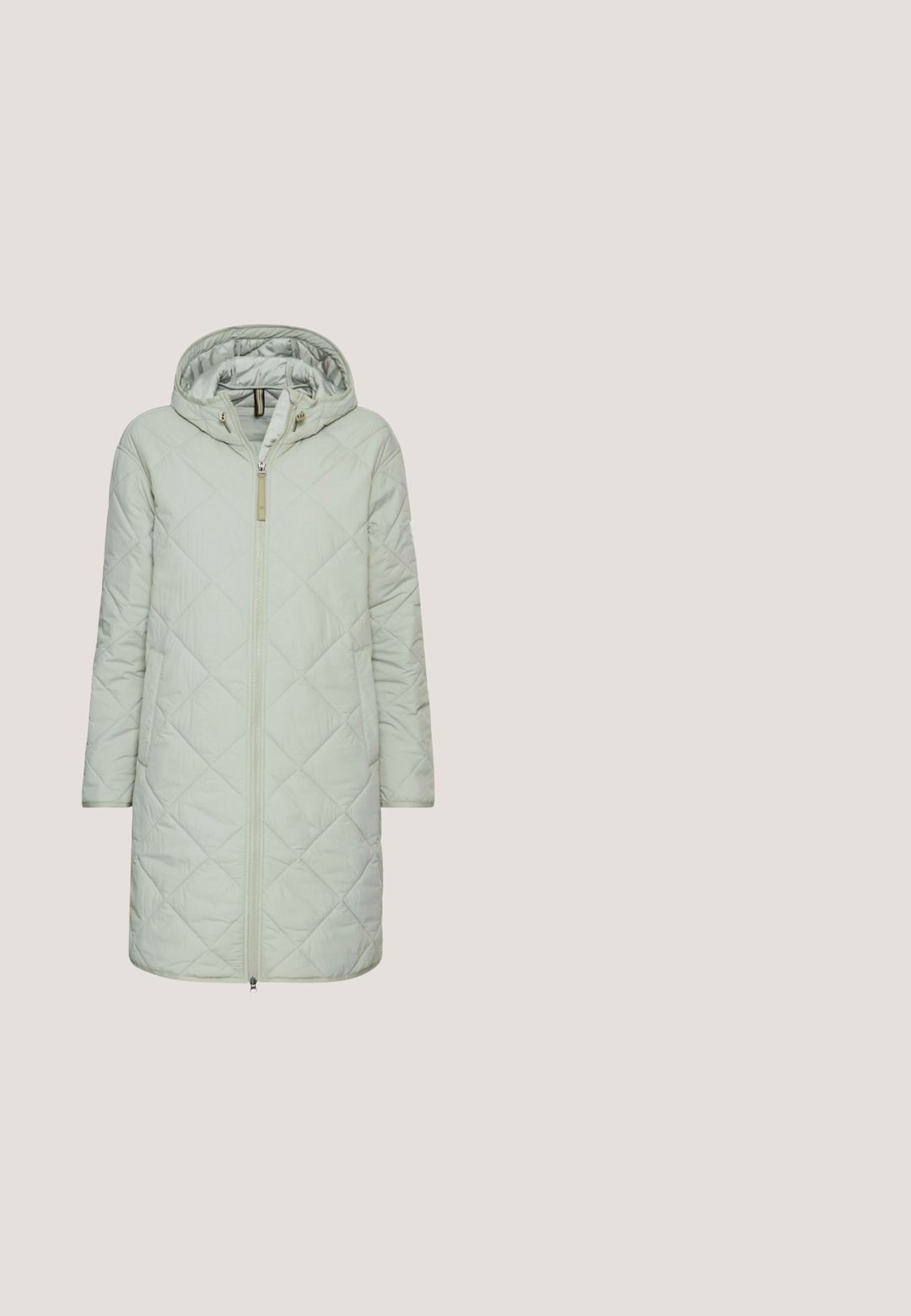 Lys grøn polstret jakke med hætte, diamantquiltet design, frontlynlås, to sidelommer og lange ærmer.; Grå strikket cardigan med V-hals, ribbet tekstur, fem knapper foran og lange ærmer. Letvægts og alsidigt design.; Hvid skjorte med lange ærmer med tynde sorte vandrette striber og rund halsudskæring, vist på en ensfarvet hvid baggrund.; Grå bomuldsbukser med lige ben-design, der har knaplukning, bæltestropper og sidelommer. Enkle, ensfarvede og glatte i tekstur.; Hvide og lyseblå sneakers med en glat læderoverdel, teksturerede ruskindsdetaljer og en gummisål. Har snørebånd og sømde detaljer.; Grå crossbody taske med en tekstureret læderoverdel, glat nederste sektion og en justerbar rem med en lille lynlåslomme på forsiden.