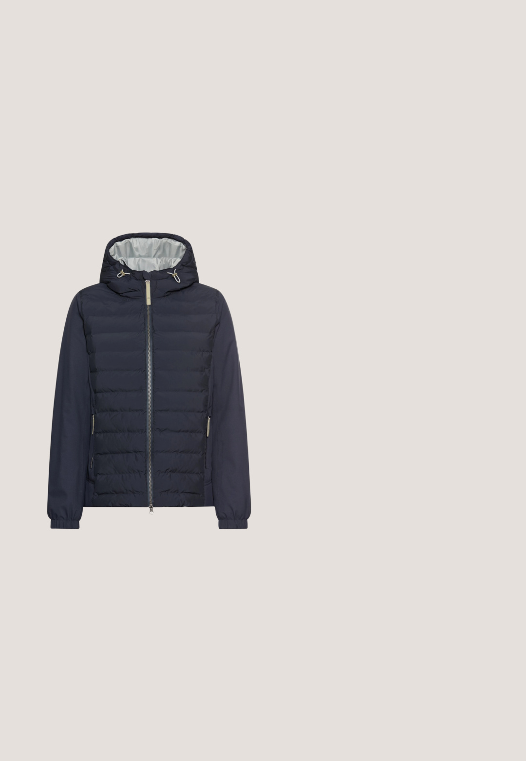 Marineblaue Steppjacke mit Kapuze, ausgestattet mit einem vollständigen Reißverschluss, seitlichen Taschen und elastischen Bündchen. Innenfutter in hellgrau, glatte Textur.; Marineblauer Strickpullover mit lockerer Passform, weitem Rundhalsausschnitt und gerippten Bündchen. Mit einem strukturierten Muster über den gesamten Stoff.; TOM TAILOR DENIM T-Shirt basic - sky captain blue; Dunkelblaue Jeans aus Denim mit geradem Schnitt, fünf Taschen und Gürtelschlaufen. Verfügt über einen vorderen Knopfverschluss und dezente Ausbleichungen.; TOM TAILOR Sneaker low - navy; Navy-blaues Leder-Crossbody-Bag mit glattem oberen Abschnitt und strukturiertem unteren Abschnitt. Verfügt über eine vordere Reißverschluss-Tasche und einen verstellbaren Tragegurt.
