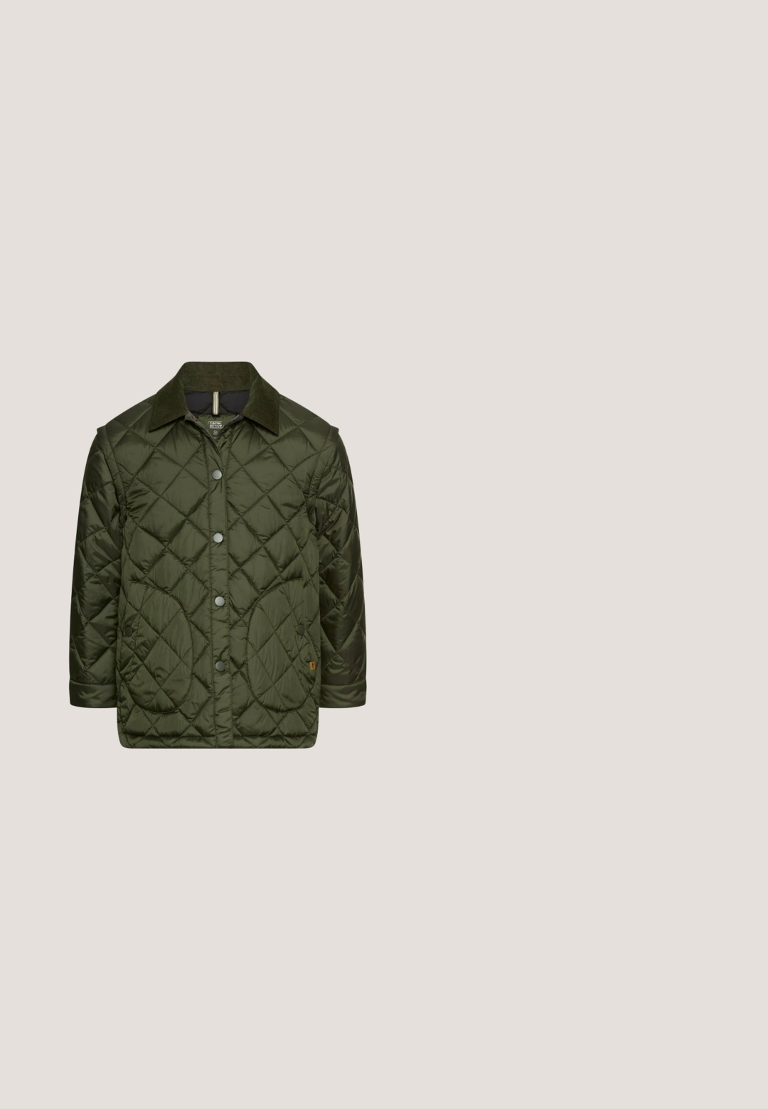 Olivenfarvet quiltet jakke med en mørkegrøn kordfløjlskrage, trykknaplukning og to forreste stiklommer.; Langærmet olivengrøn sweater med et tekstureret, stribet mønster. Rund halsudskæring og afslappet pasform. Fremstillet af et blødt, blandet materiale.; Sorte high-rise skinny jeans med frontknap og lommer, vist på en hvid baggrund.; Sort læder ankelstøvle med rund tå, snøre foran og trækstrop. Har struktureret overflade og lav blokhæl med rillet sål.; Sort lædertaske med to lynlåslommer foran, et buet design og en grøn tekstureret rem med sildebensmønster.; Guldkæde med en oval vedhæng, der har et farverigt hundedesign og blå accenter. Struktureret overflade med en poleret finish.